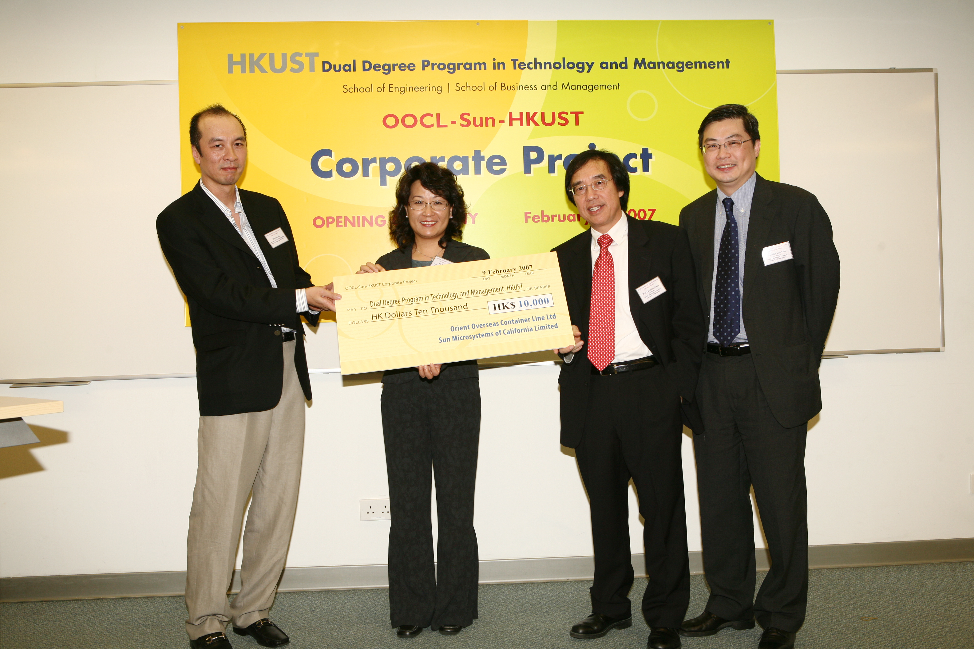 (From left) Mr Steve Siu and Ms Betty Lin present a cheque to sponsor Corporate Project of HKUST Dual Degree Program in Technology and Management