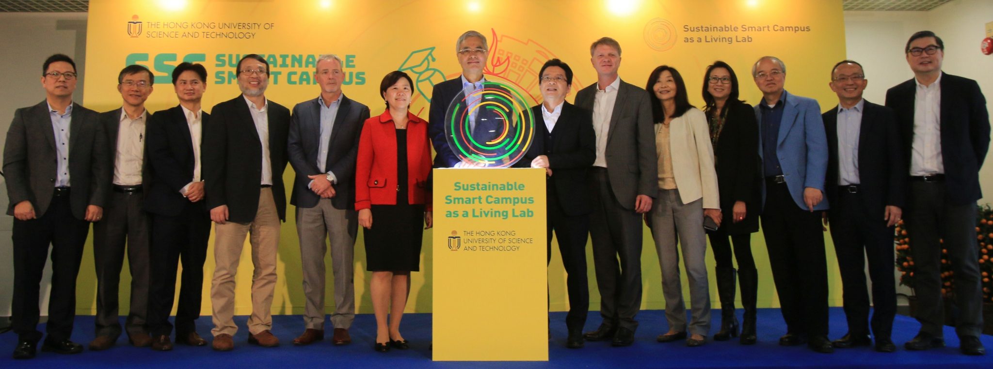 (左起)科大极智慧城市中心主任罗康锦教授、协理副校长(知识转移)暨霍英东研究院院长吴恩柏教授、协理副校长（研究及发展）吴宏伟教授、跨学科课程事务处处长暨署理学务长周敬流教授、可持续发展部主管Davis Bookhart先生、副校长（研究及发展）叶玉如教授、科大校长史维教授、署理首席副校长庞鼎全教授、副校长（行政）贺致信先生、副校长（大学拓展）林文怡教授、人文社会科学学院院长蔡欣怡教授、理学院院长汪扬教授、工学院院长郑光廷教授、商学院院长谭嘉因教授共同主持「可持续发展智慧校园」计划启动仪式。