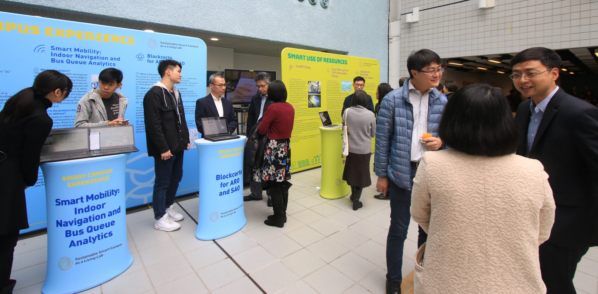 九个项目的团队举行展览，分享项目细节并听取意见。