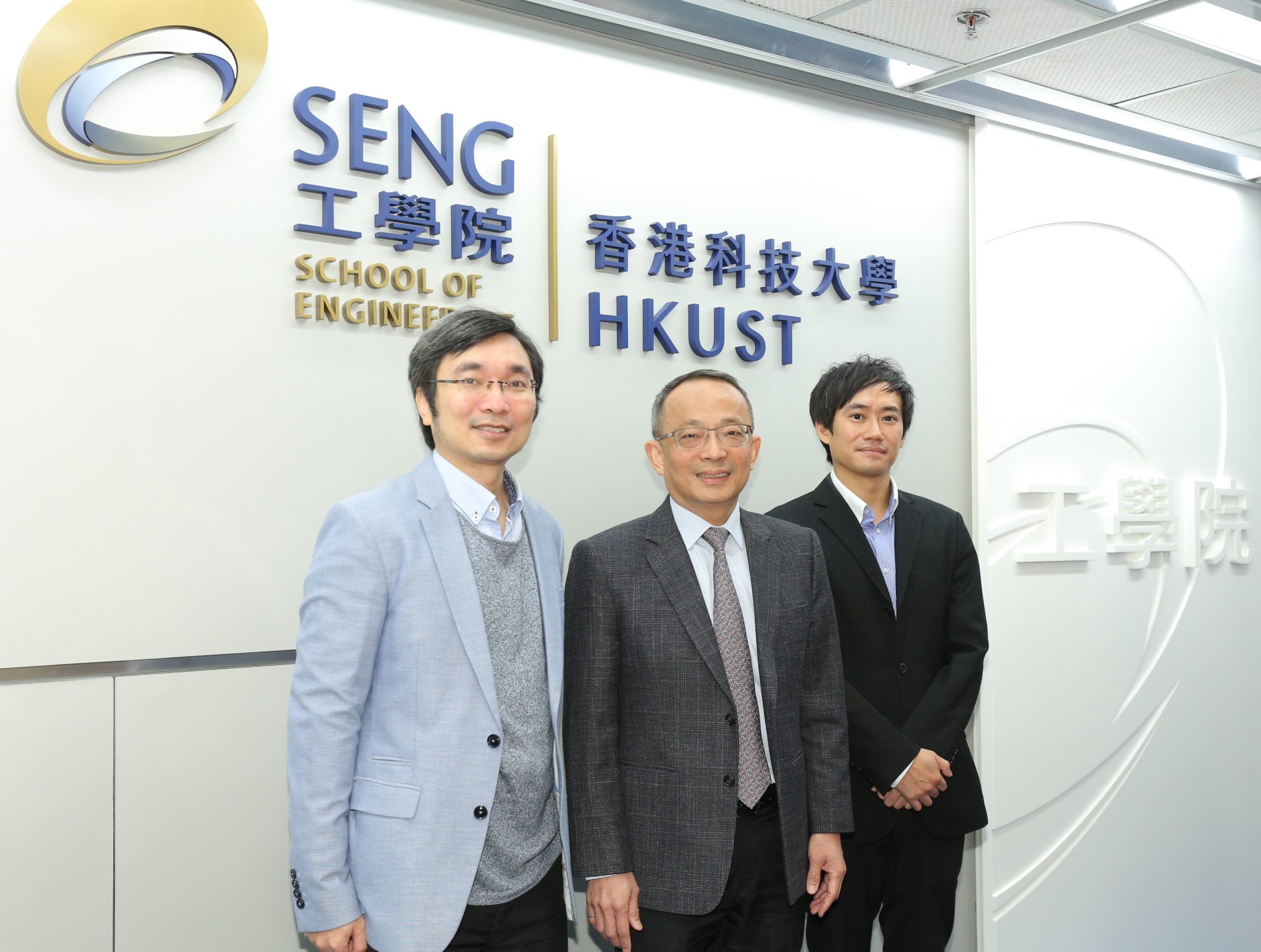 工學院院長鄭光廷教授(中)、環球社會中心總監胡錦添教授(左)及工程教育創新中心副總監陳銳斌教授(右)