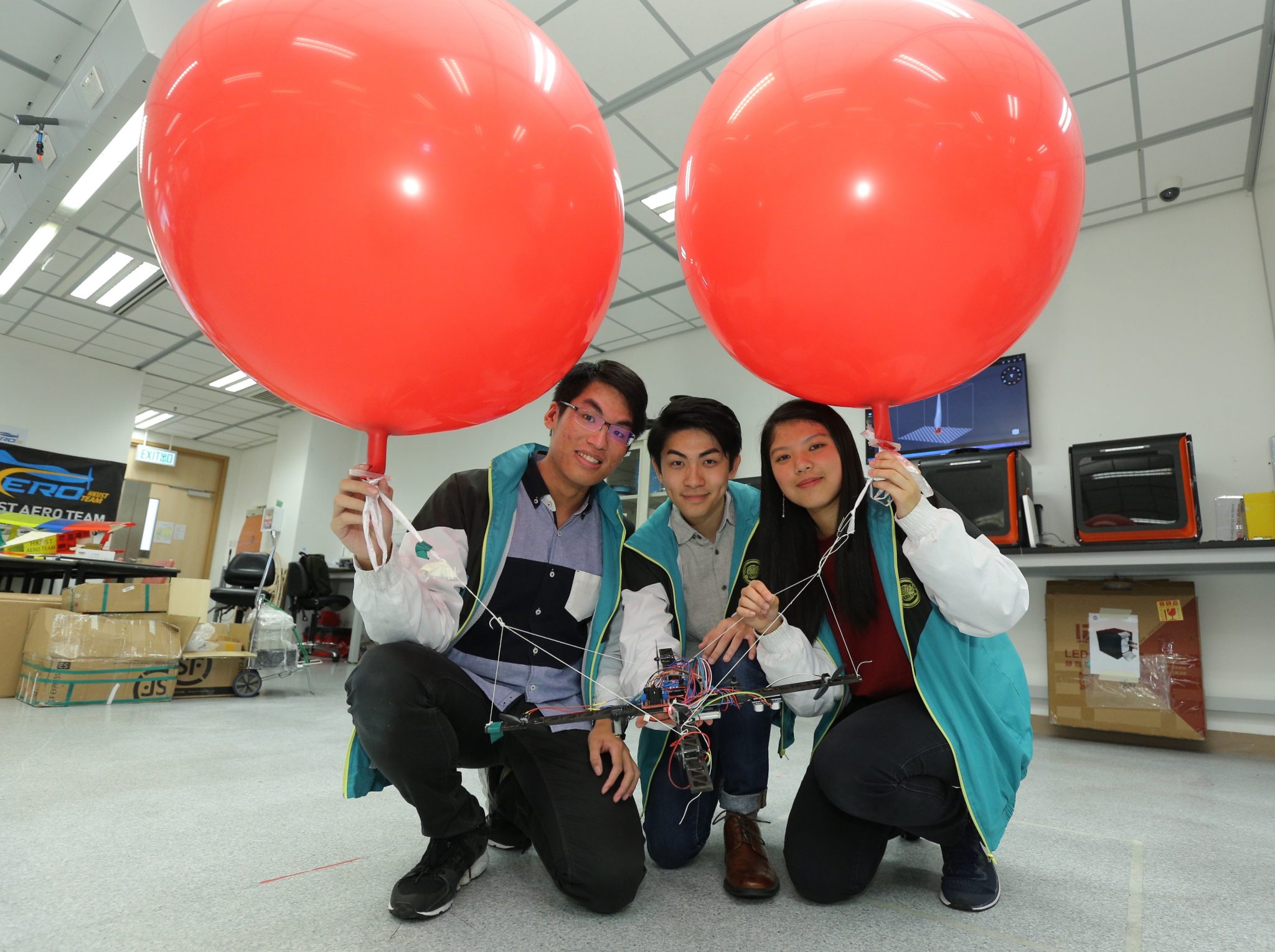 曾於修讀本科課程時擔任學生技術顧問的學生及畢業生︰（左起）黃清豐、曾洛晞和林穎嵐