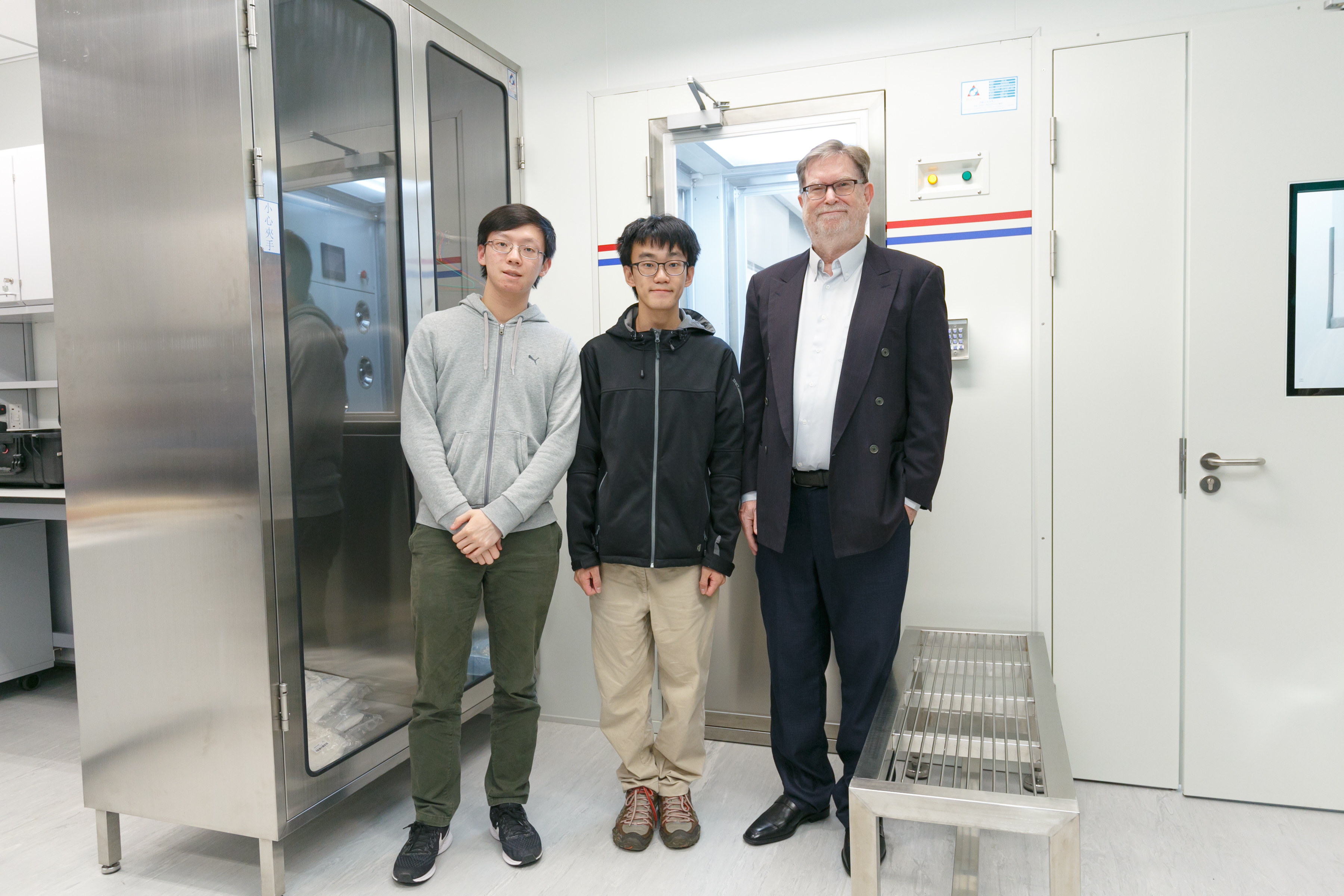 Prof. George SMOOT (first right) and HKUST students under his supervision