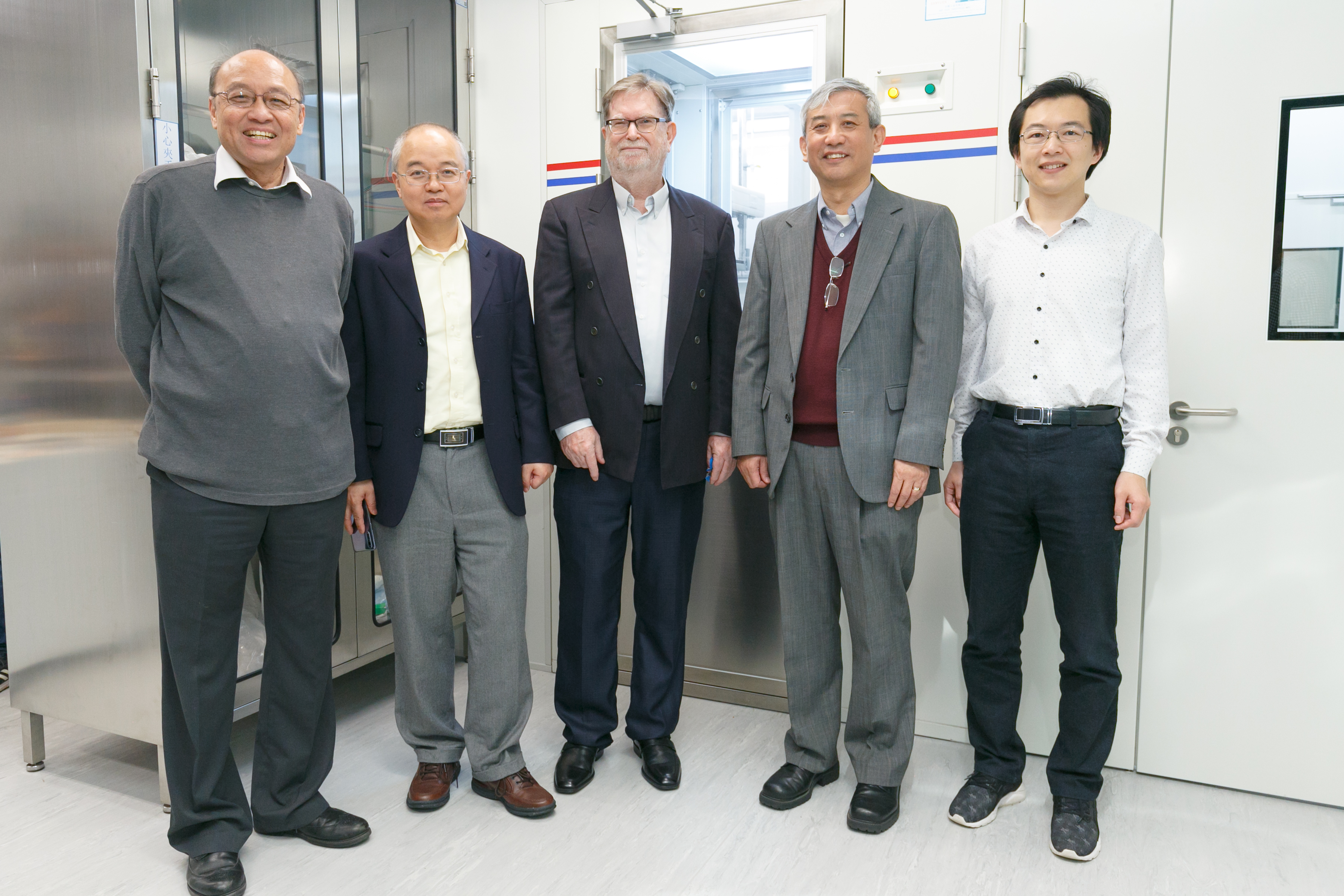 Prof. Henry TYE, Acting Director of HKUST Jockey Club Institute for Advanced Study(first left), Prof. WANG Yang, Dean of Science (second left), Prof. Penger TONG, Head of Department of Physics (second right) and Prof. WANG Yi, Assistant Professor of Department of Physics (first right) of HKUST witness the opening of the Quantum Optics for Astrophysics and Cosmology Laboratory.
