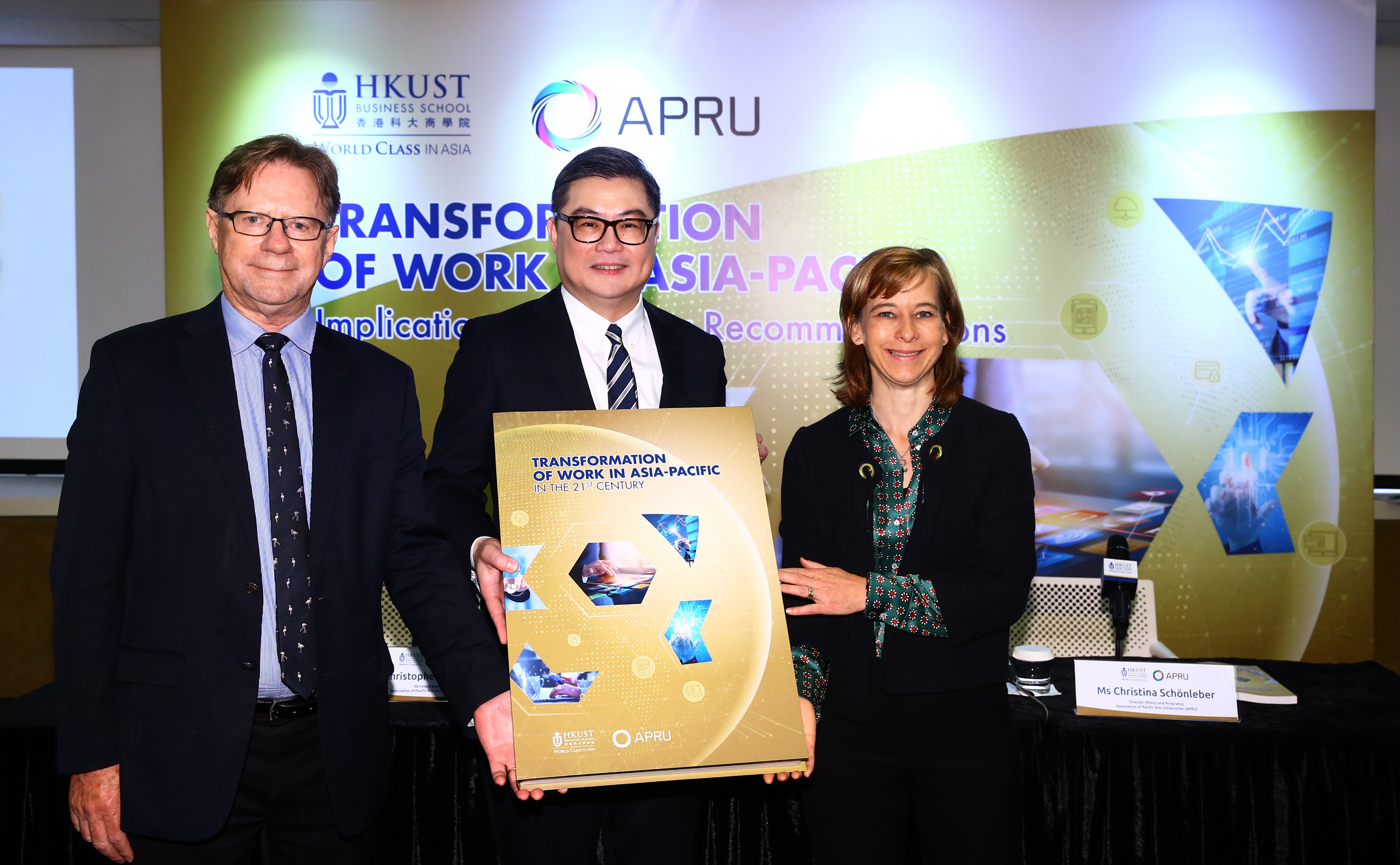 （左起）环太平洋大学协会秘书长Christopher TREMEWAN博士、项目负责人及科大商学院院长谭嘉因教授和环太平洋大学协会总监（政策及项目）Christina SCHÖNLEBER女士