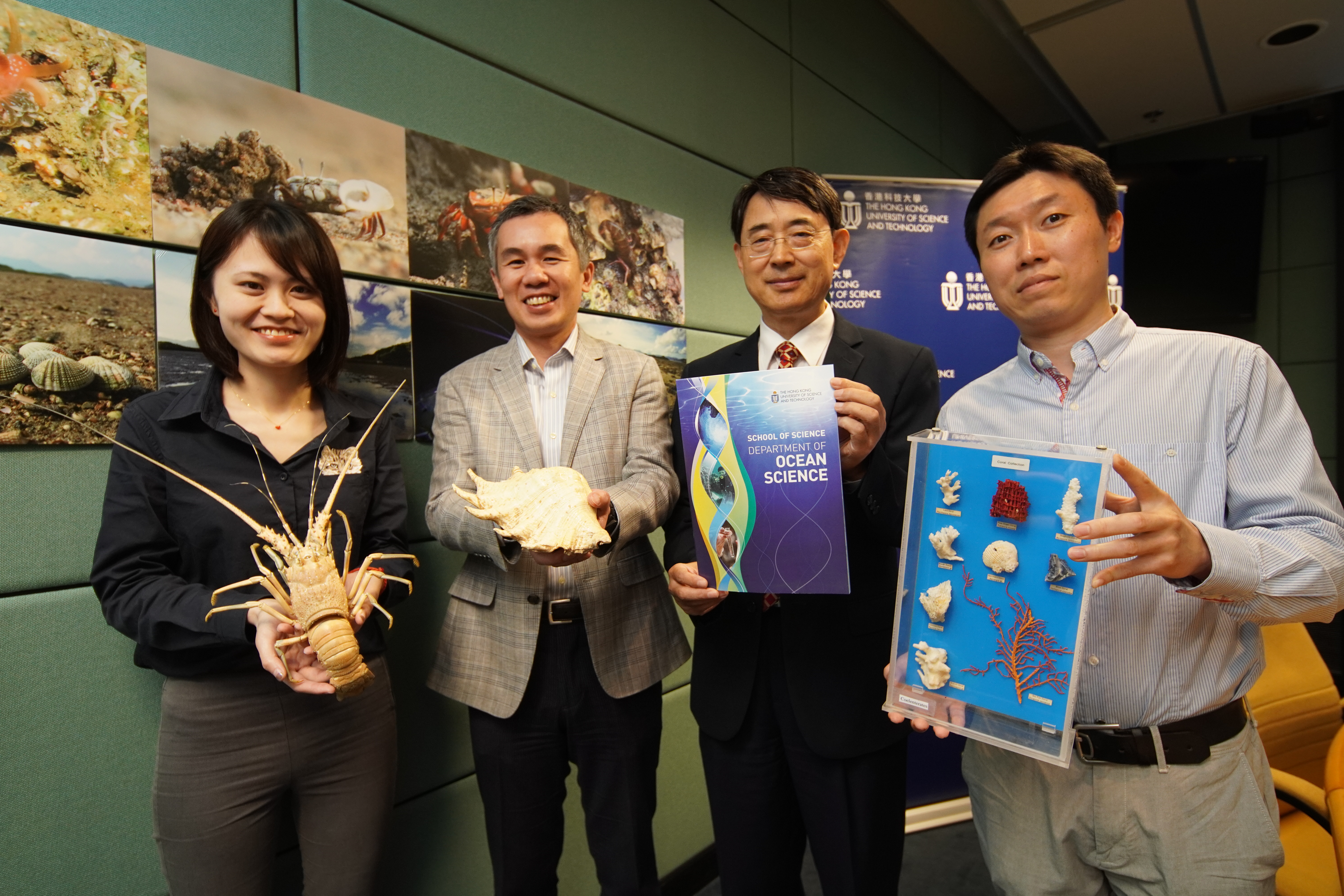 （右起）海洋科学系助理教授曾庆璐、海洋科学系署理主任钱培元教授、海洋科学系副教授兼本科生课程主任刘振钧教授，以及海洋环境科学博士生杨弋介绍新课程的特色和就业前景。