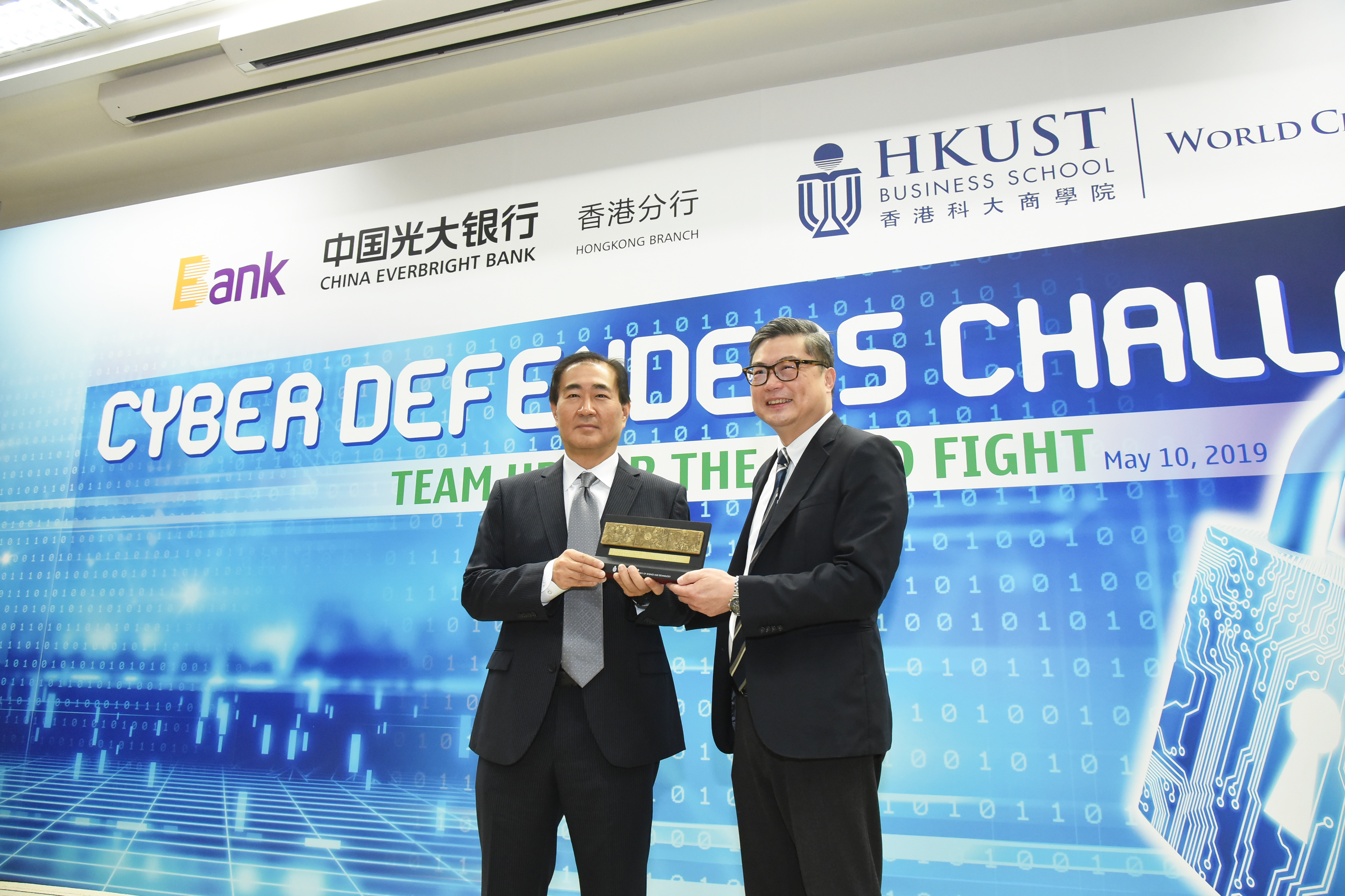 (Left) Mr. Desmond Wu, Chief Risk Officer and Managing Director of China Everbright Bank, Hong Kong Branch, and Prof. TAM Kar-Yan, Dean of HKUST Business School, officiate the competition kick-off ceremony.