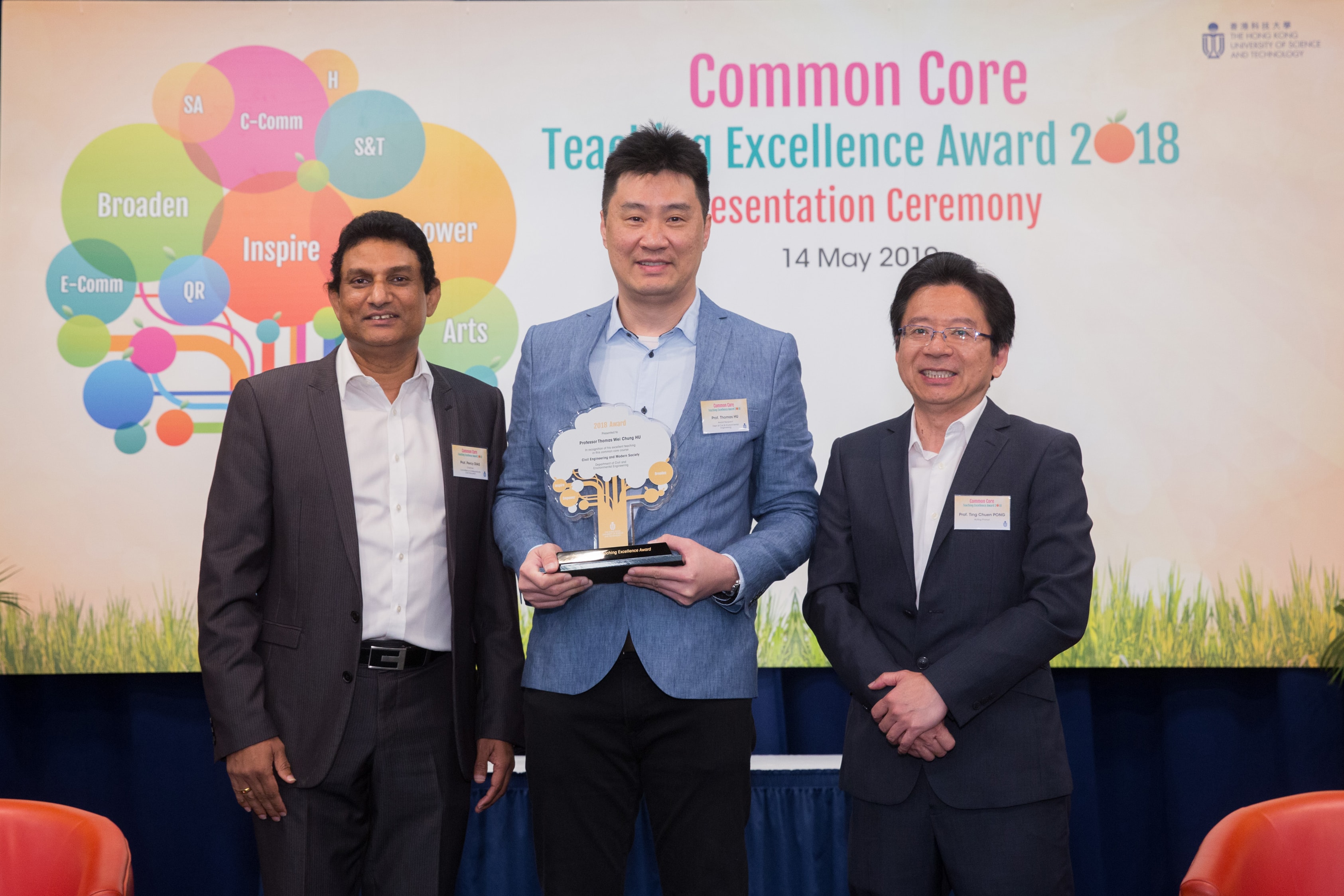 Prof. Percy Dias (left), Chairman of Committee on Undergraduate Core Education, and Prof. Pong Ting-Chuen (right), Senior Advisor to the Provost, jointly present the award to Prof. Thomas Hu.