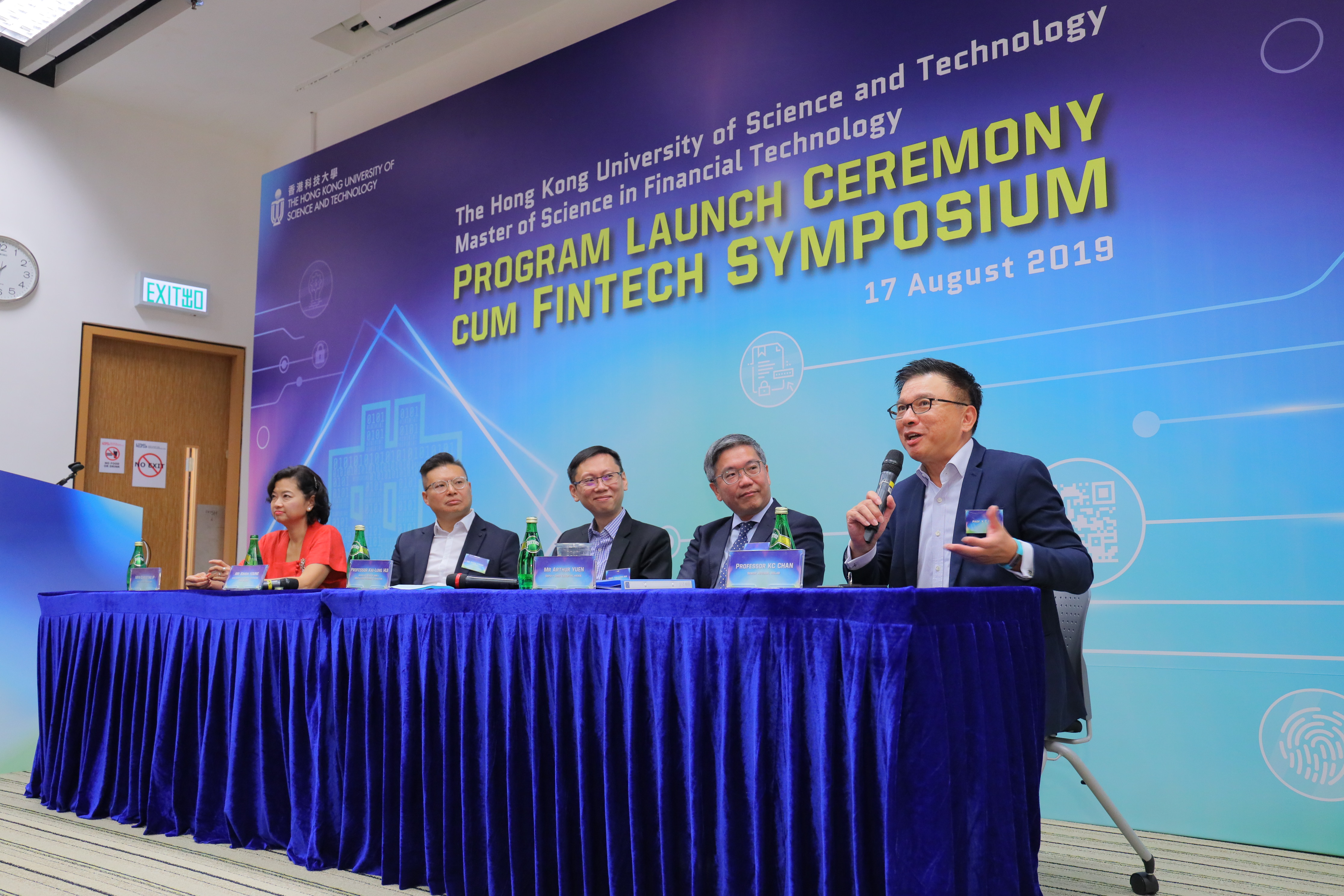 A panel discussion on “Virtual Bank and the Future of Fintech” shed light on the instrumental role of Fintech in the overall development of financial industry. Panelists included Prof. KC CHAN, Senior Advisor and Chairman of WeLab virtual bank and Adjunct Professor of Finance (first right); HKUST alumni Ms. Christine IP, CEO-Greater China of United Overseas Bank (first left); Mr. Arthur YUEN, Deputy Chief Executive of Hong Kong Monetary Authority (second left); Mr. Simon YOUNG, Chief Compliance Officer-Over