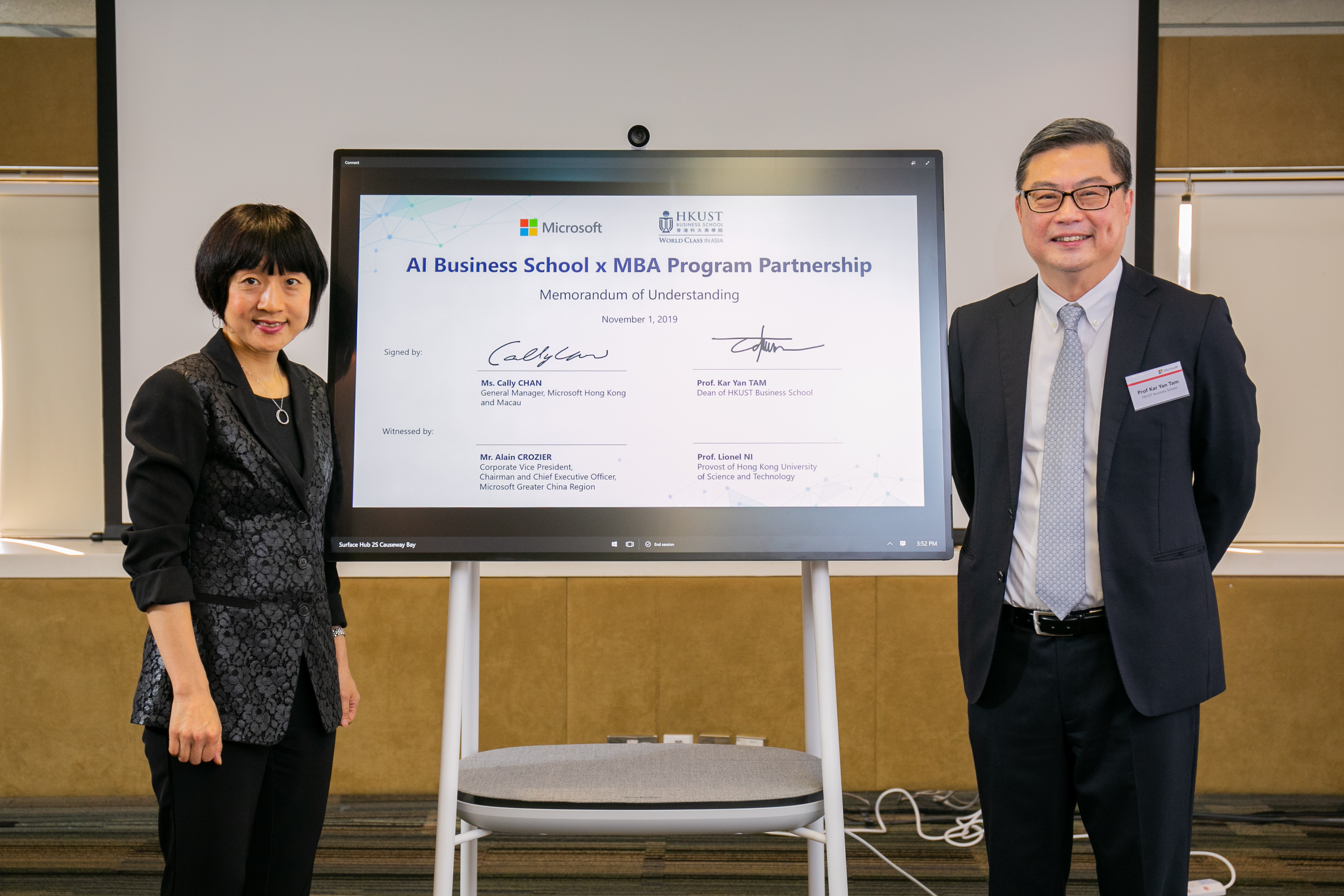 微软香港及澳门区总经理陈珊珊女士及科大商学院院长谭嘉因教授签署谅解备忘录