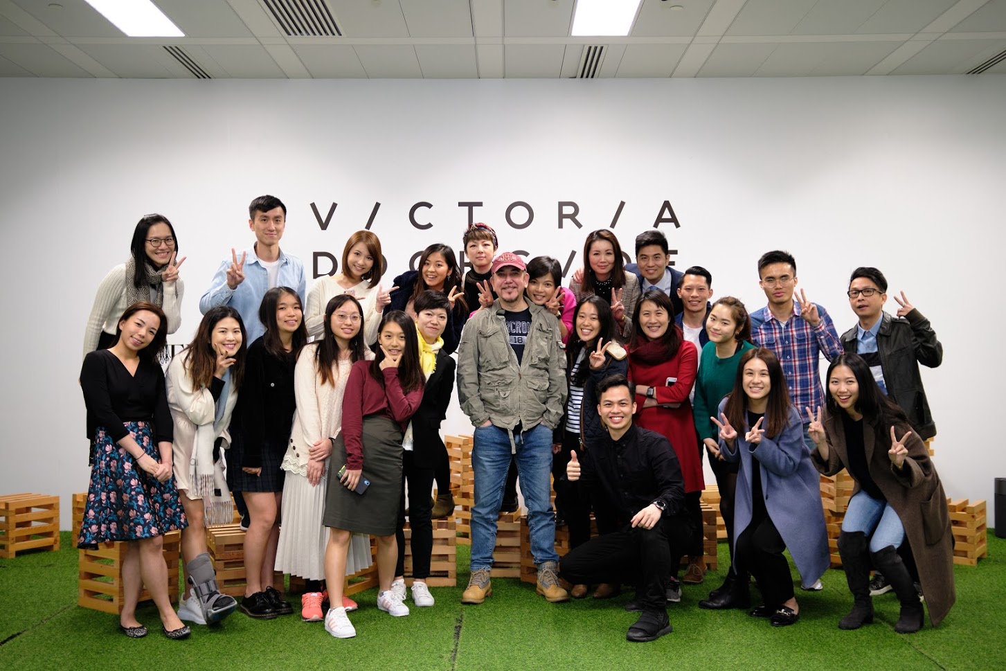 Actor Anthony WONG (middle) had a sharing session over dinner with a group of young people in December 2019. (Photo credit: Time Auction)