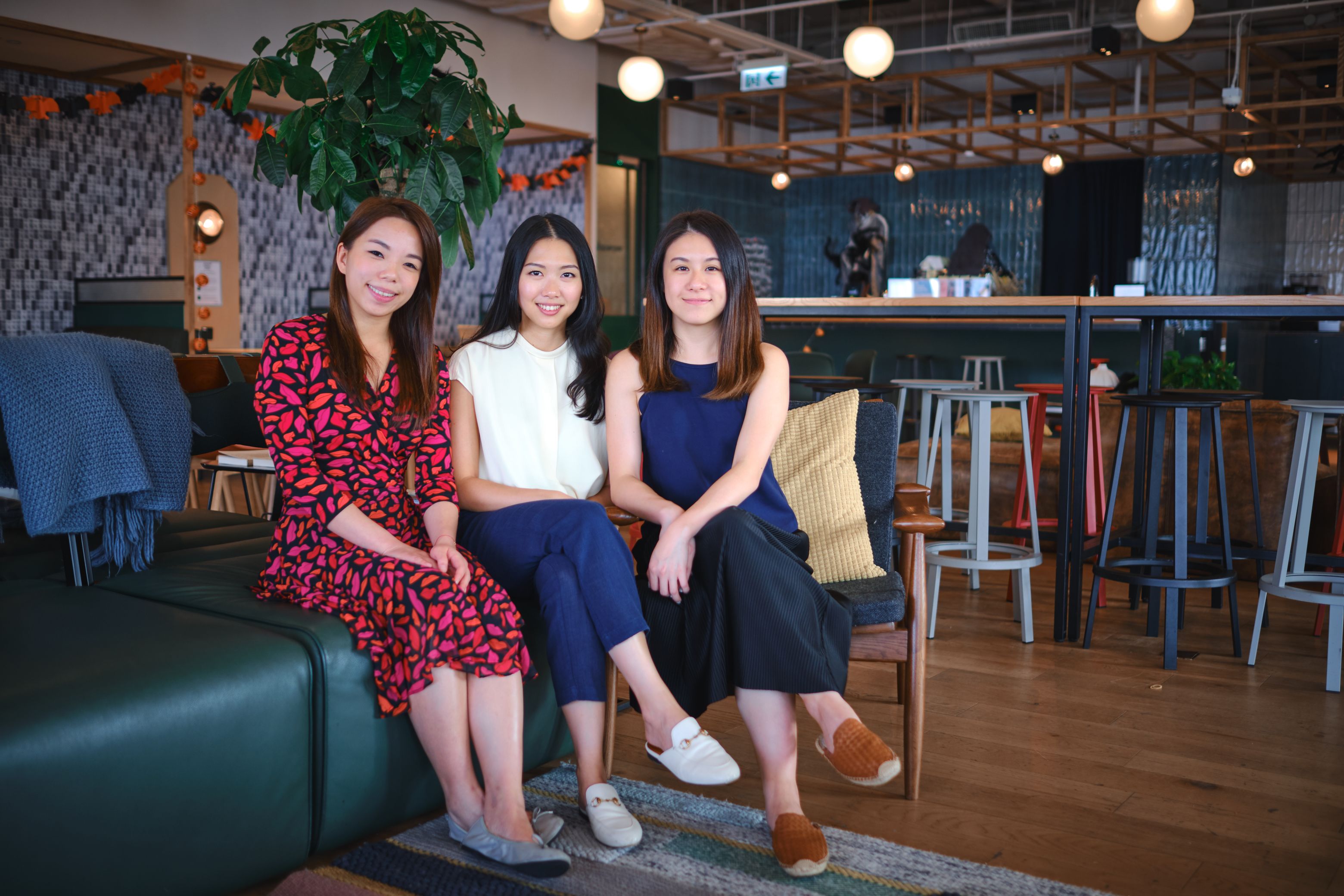Fion LEUNG (middle) co-founded Time Auction with her friend WONG Suet-Yi (left) in 2014. (Photo credit: Time Auction)
