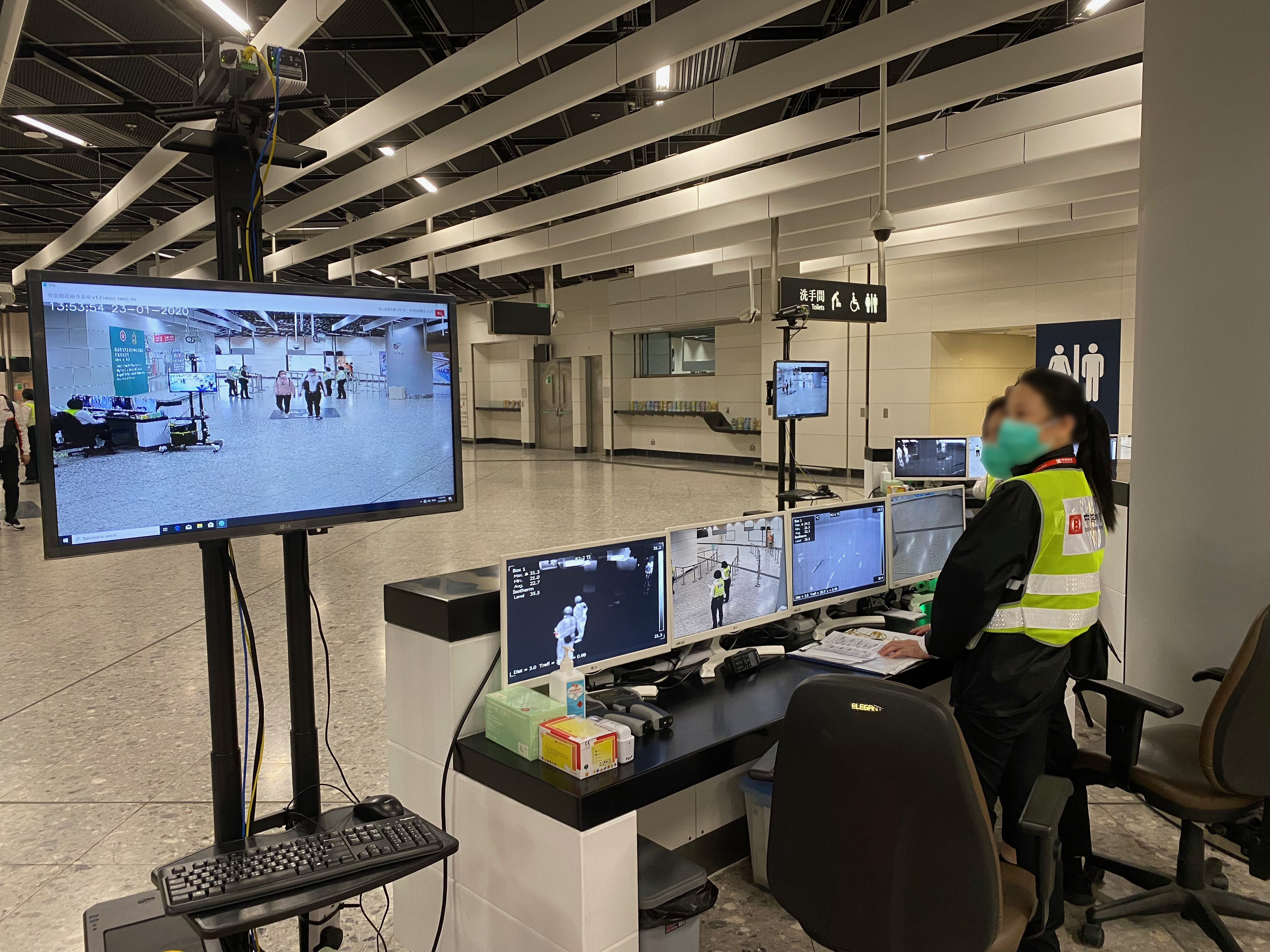 To facilitate government’s operation, the SFSS system (left) deployed at control points and government facilities are adjusted to display only the fevered suspects in red brackets, but not non fevered person in green brackets.