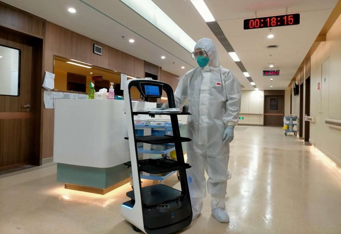 The autonomous delivery robot delivers food and necessities to isolated patients and minimizes the risk of cross-infection from human contact.