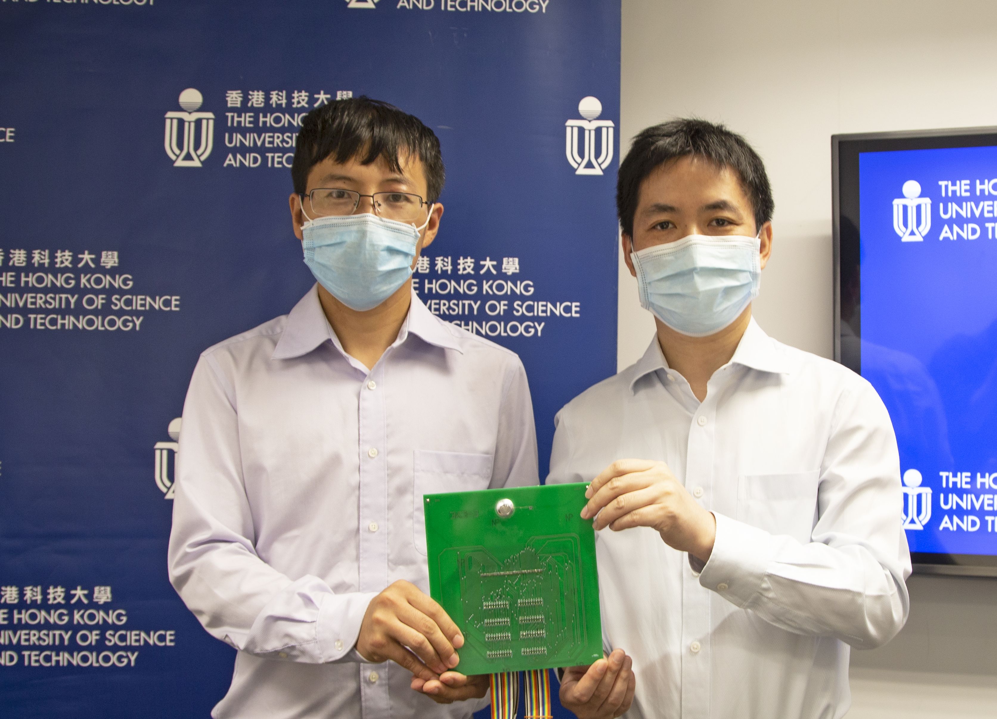 范教授(右)及顾博士介绍电化学仿生眼如何操作。