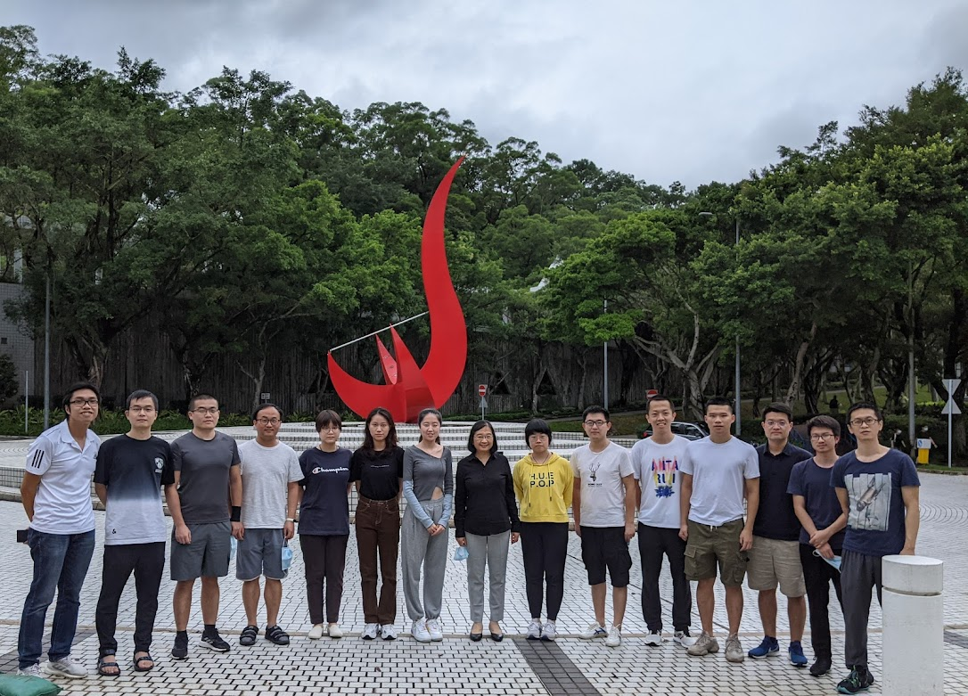 Prof. Kei-May LAU (middle) and her research team