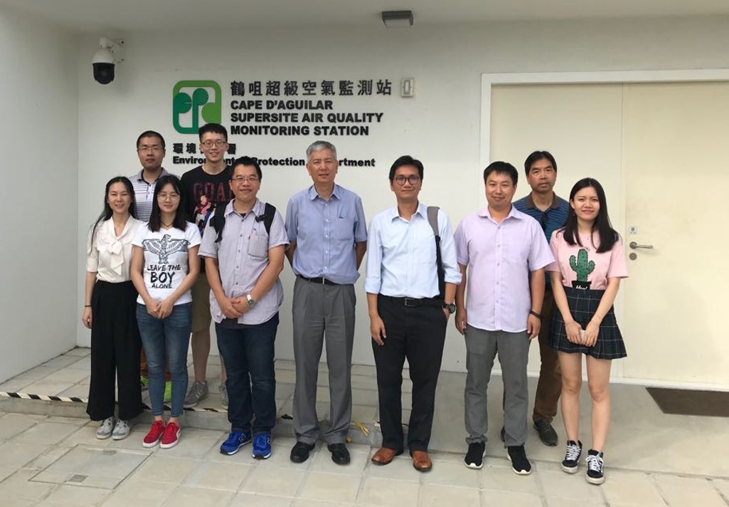 Prof. WANG Zhe (third right) and the co-researchers at the Supersite Air Quality Monitoring Station of the Environmental Protection Department, where they conducted the study.