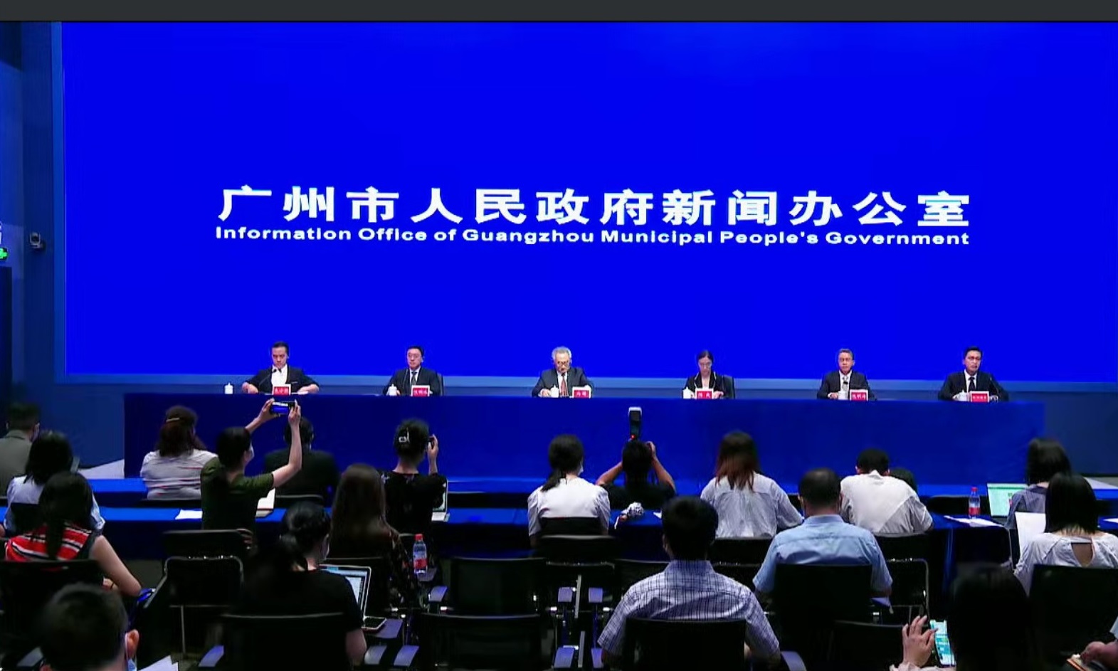 Deputy Secretary General of Guangzhou Mr. MA Shu (third left), Director of Guangzhou Education Bureau Ms. CHEN Shuang (third right), HKUST(GZ) President Prof. Lionel NI (second left), Guangzhou University (GZU) President Prof. WEI Minghai (second right) and Deputy District Mayor of the Nansha district government Mr. OUYANG Jianhua (first right) talk about the latest situation of HKUST(GZ).