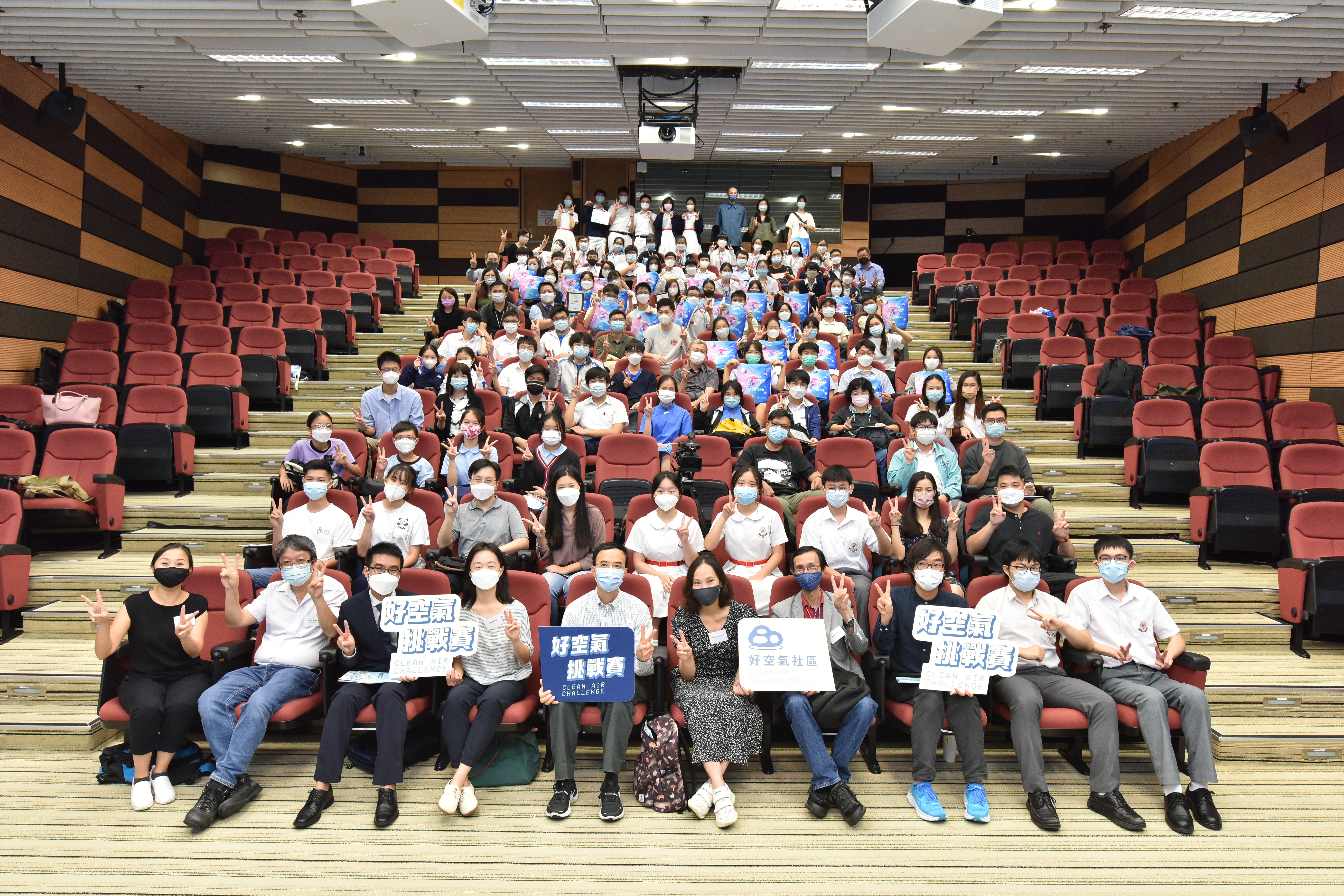 出席開幕典禮的嘉賓與一眾老師及學生大合照。