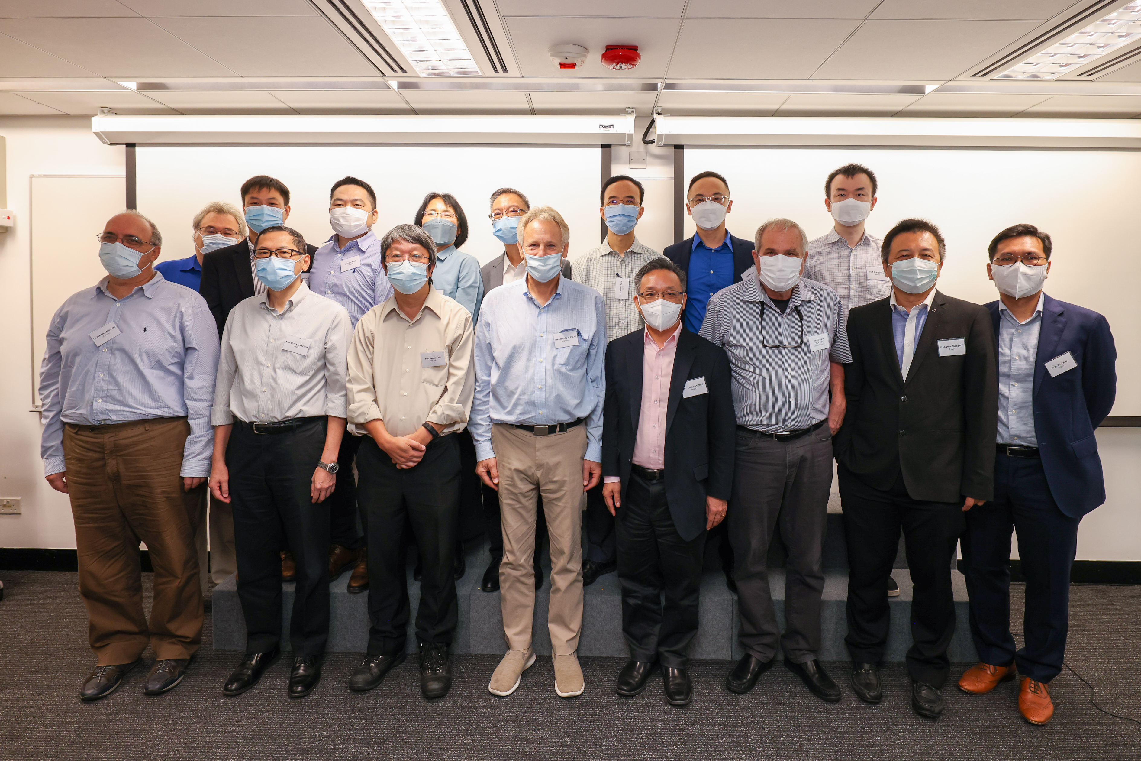 政府和學術界聯合研究小組，成員包括香港環境保護署助理署長（空氣質素政策）梁啟明博士（前排右4）、科大環境研究所所長 劉啟漢教授（前排左3）、加州大學爾灣分校 Donald R. BLAKE教授（前排左4）、赫爾辛基大學教授及Aerodyne Research副總裁Douglas WORSNOP教授（前排右3），及來自中大、城大和理大的合作夥伴。