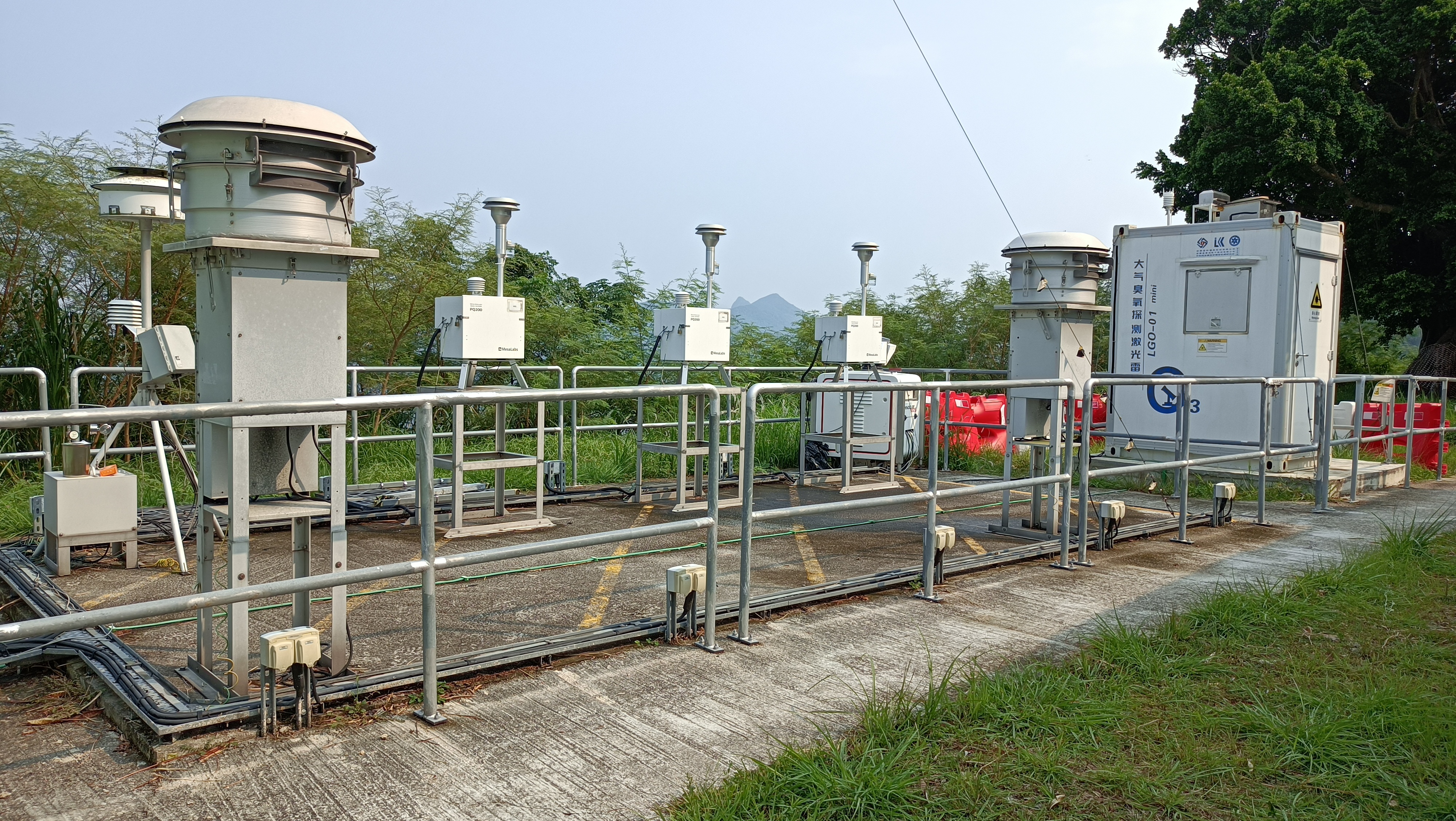 香港科技大學空氣質量研究超級站配備先進儀器為空氣污染物作實時的仔細分析。