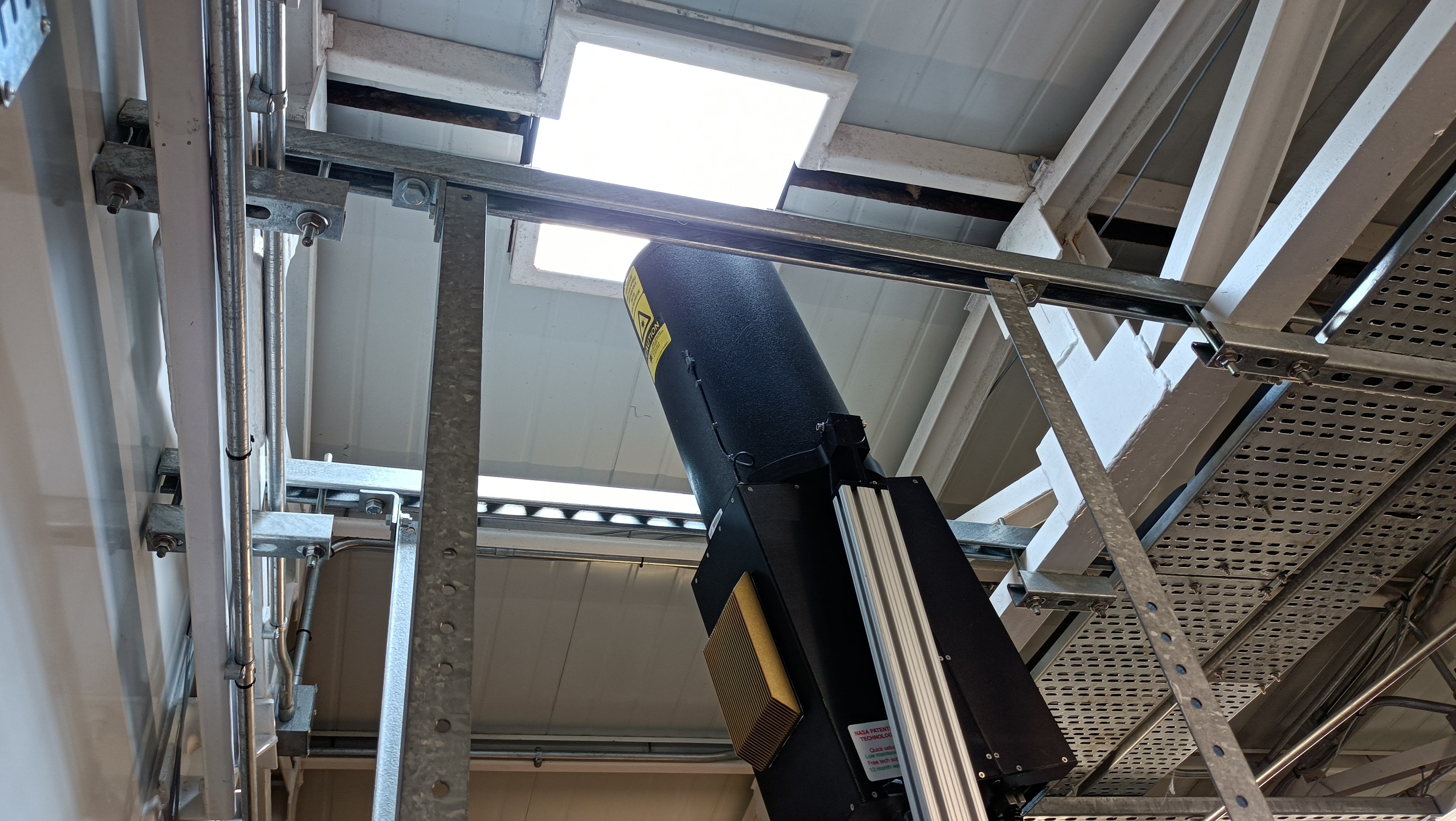 雷射雷達是一種利用遙感技術測量上空氣象要素和污染物濃度垂直分佈的儀器。 氣溶膠雷達，用作計算在特定地點上空的氣溶膠的垂直分佈。