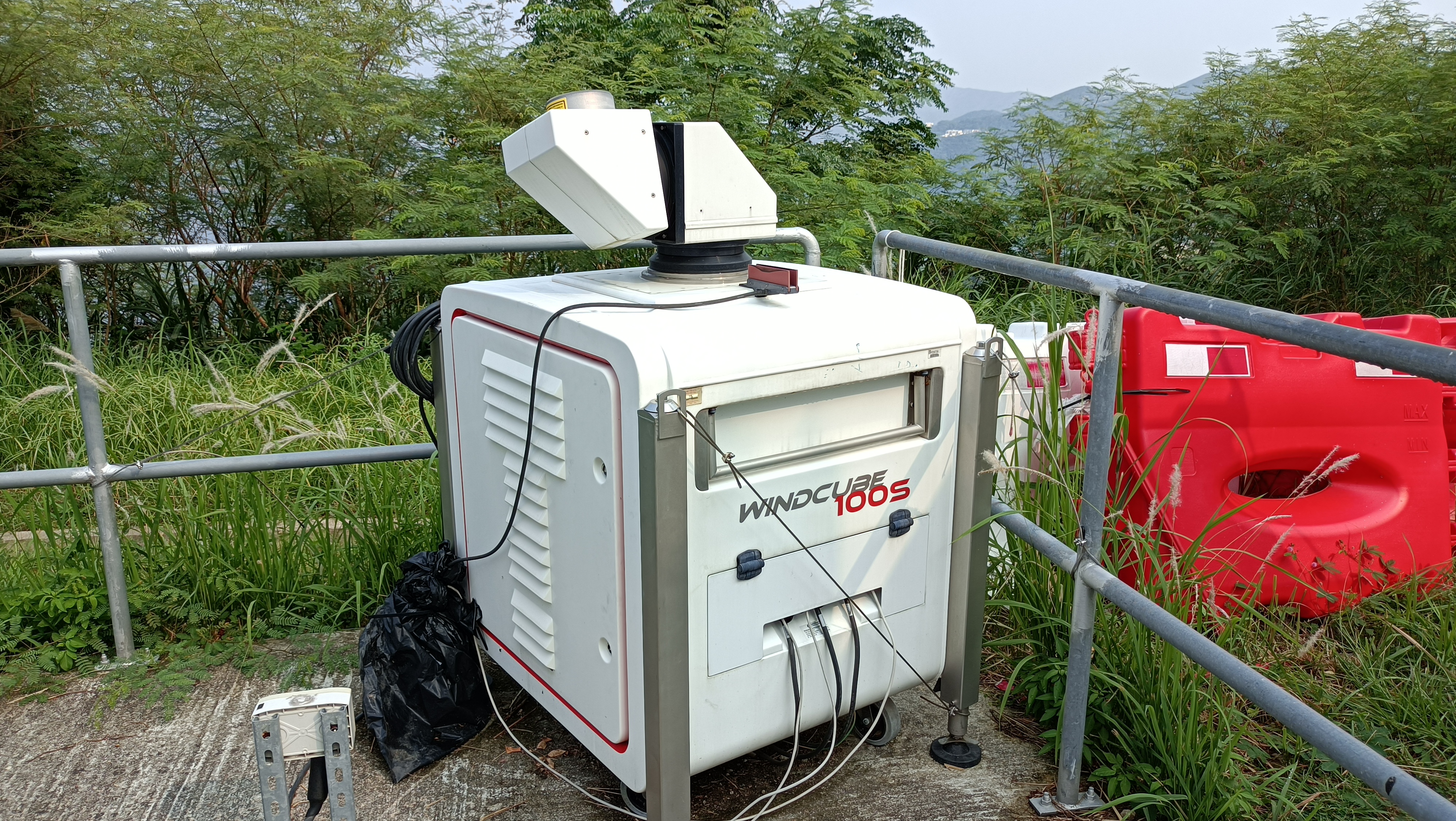 風雷達根據接收到大氣中氣溶膠反射回來的信號的多普勒頻移計算風的垂直廓線，有助仔細了解氣溶膠的移動方式。