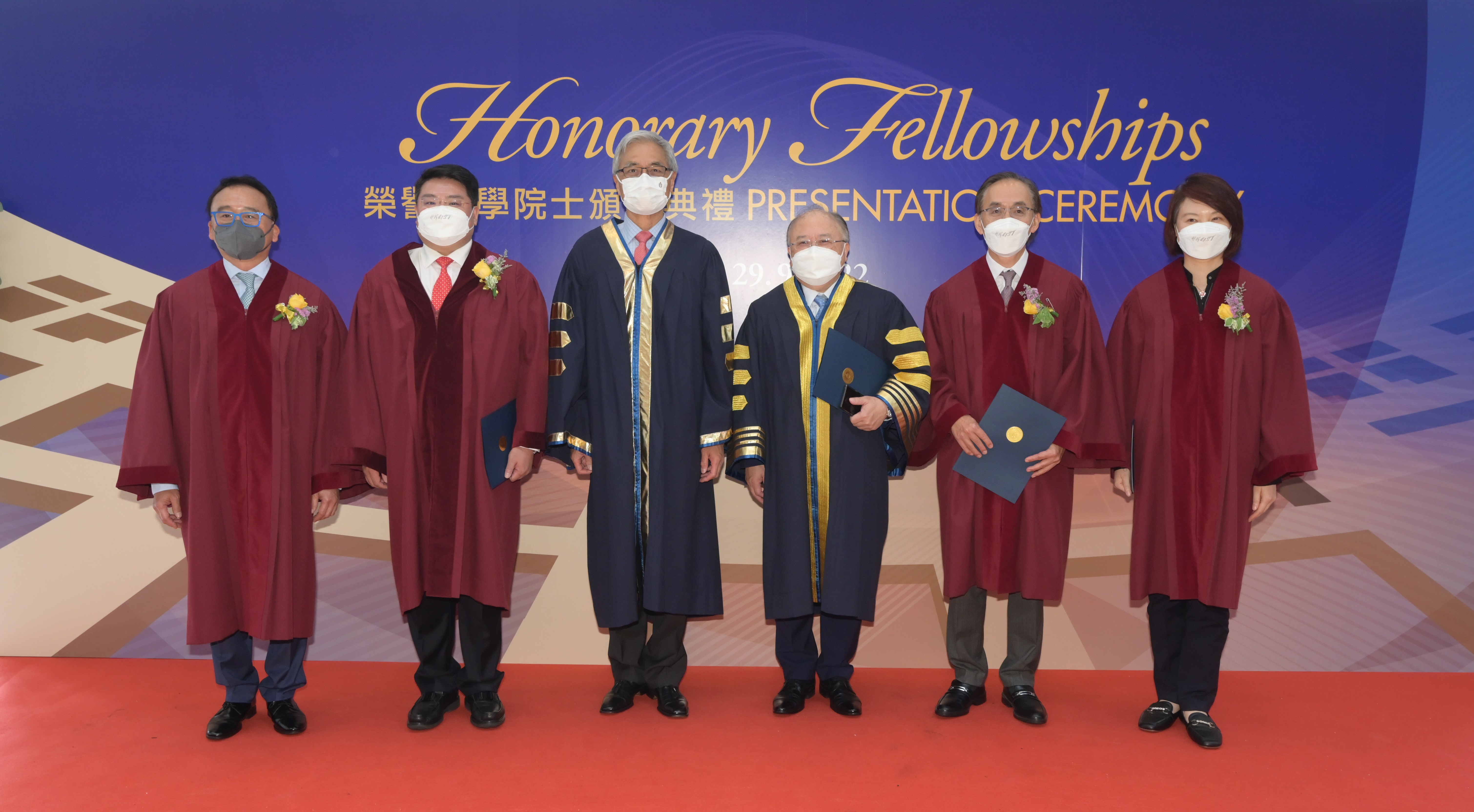 At the ceremony: (from left) the honorary fellows Mr. David LEE Wai-Hung and Mr. LEE Shing-Put, HKUST President Prof. Wei SHYY, Chairman of the HKUST Council the Hon. Andrew LIAO Cheung-Sing, the honorary fellows Mr. David FONG Man-Hung and the Hon. Starry LEE Wai-King.