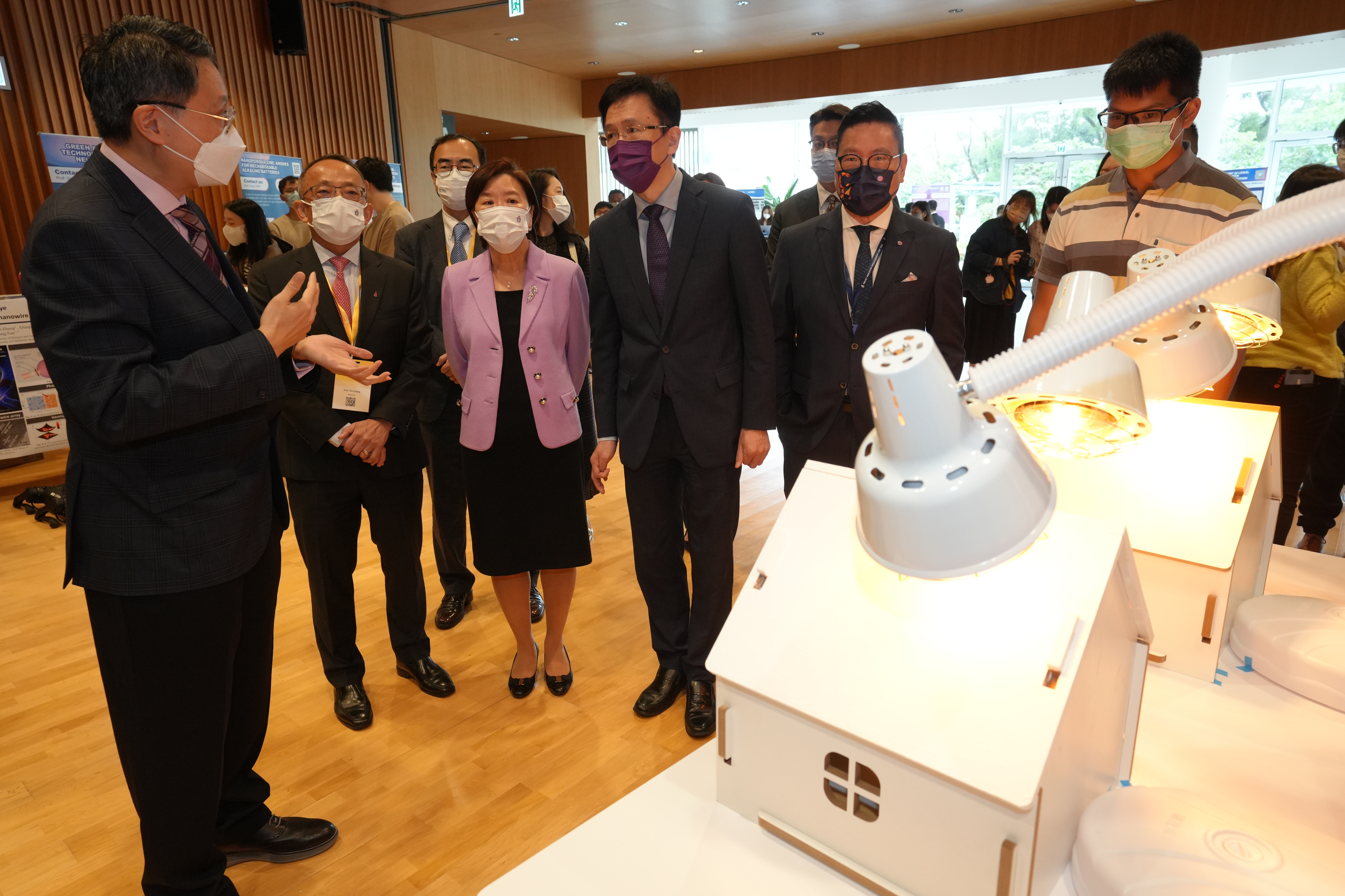 HKUST researchers introduce their research projects to Prof. SUN Dong, Secretary for Innovation, Technology and Industry of the Hong Kong Special Administrative Region (HKSAR) (third right), Prof. Nancy IP, HKUST President (third left), Prof. Tim CHENG, HKUST Vice-President for Research and Development (second left)