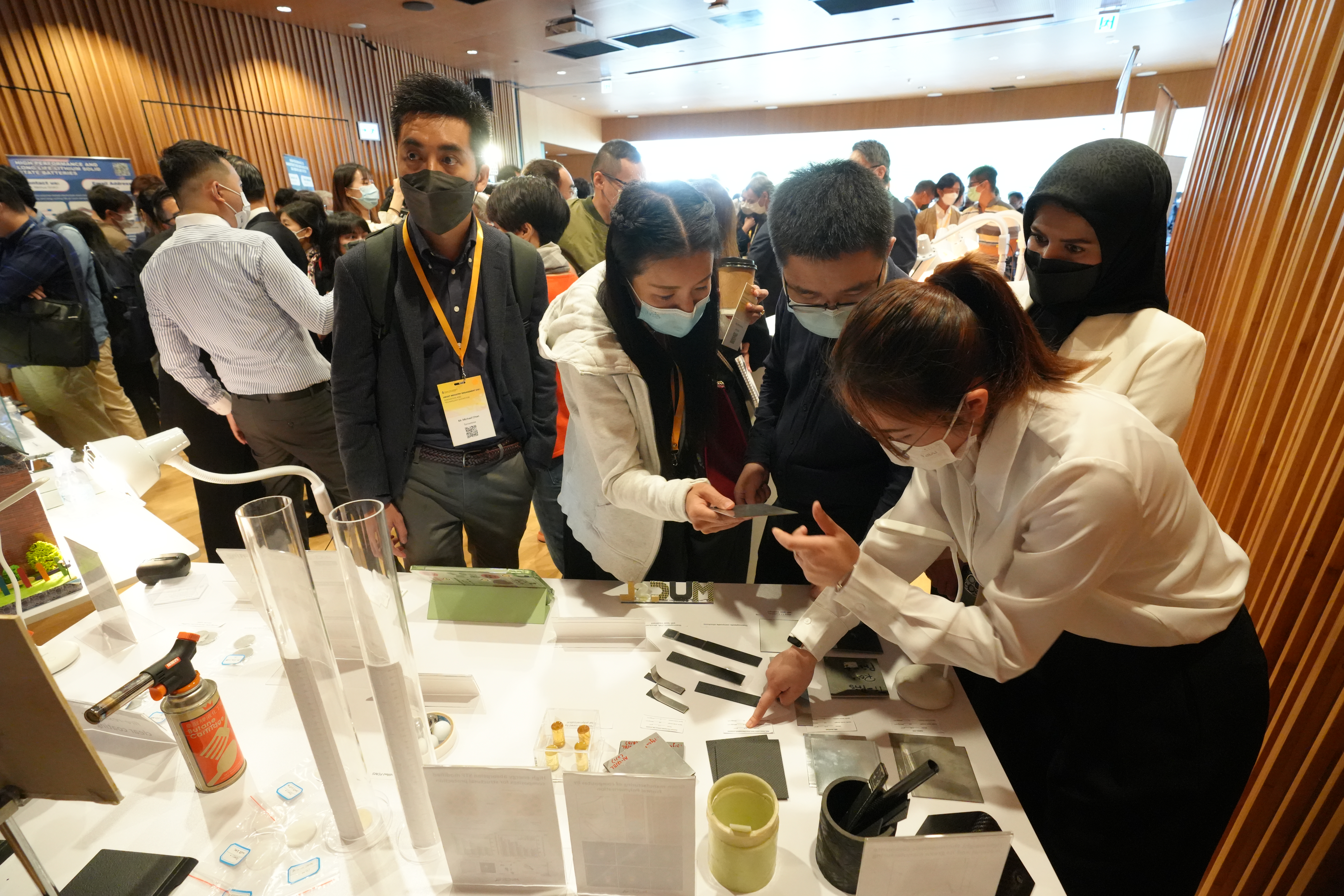 Hundreds of attendants from business, industrial, academic and technology sectors explore the inventions spanning four strategic research areas displayed at the HKUST Industry Engagement Day