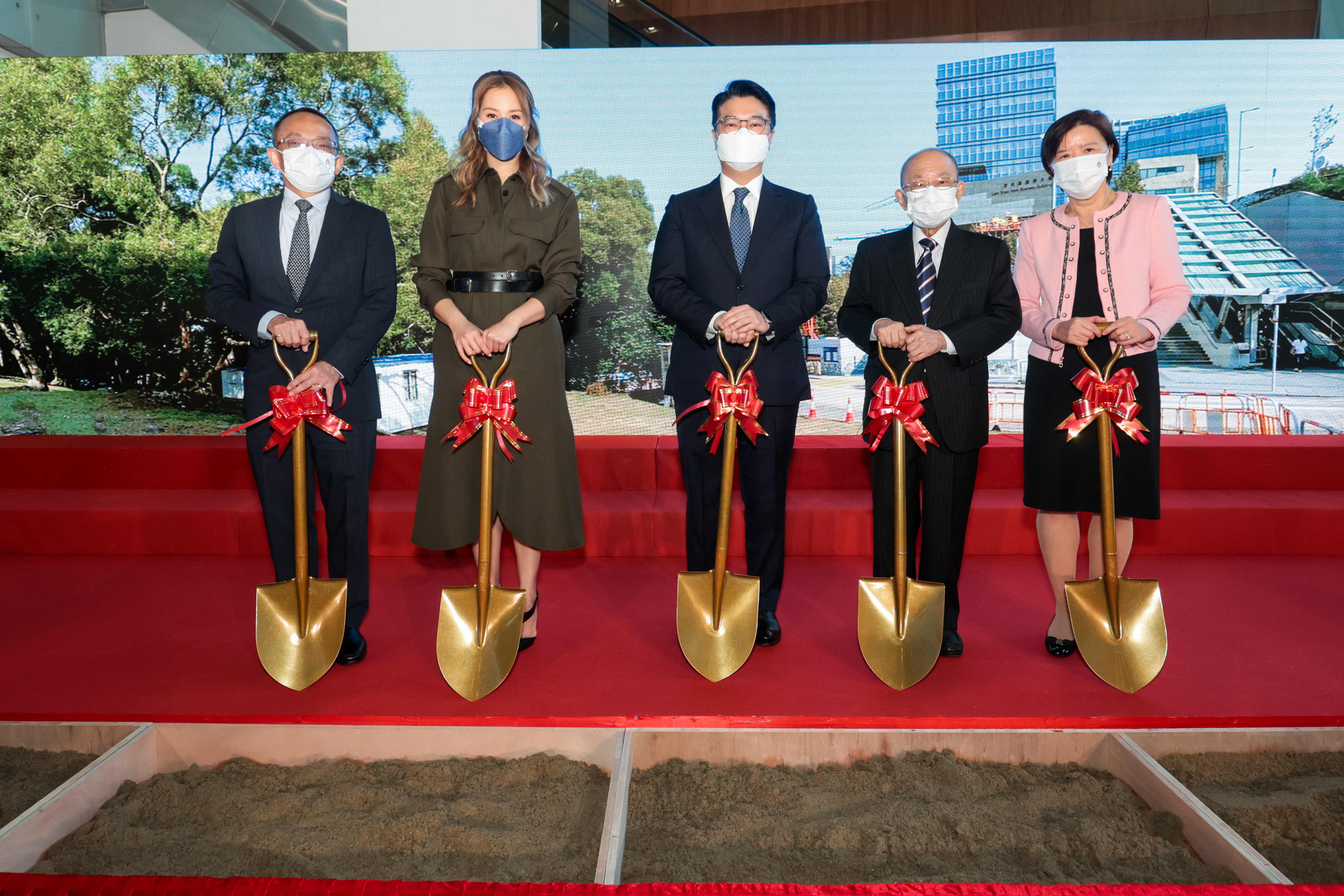 Dr. Martin LEE, Chairman of Henderson Land Group (middle) and Mrs. Cathy CHUI LEE (second left); Dr. John CHAN, HKUST Court Chairman (second right), Prof. Nancy IP, HKUST President (first right), and Prof. Tim CHENG, HKUST Vice President for Research and Development (first left), preside over the groundbreaking ceremony of Martin Ka Shing Lee Innovation Building.