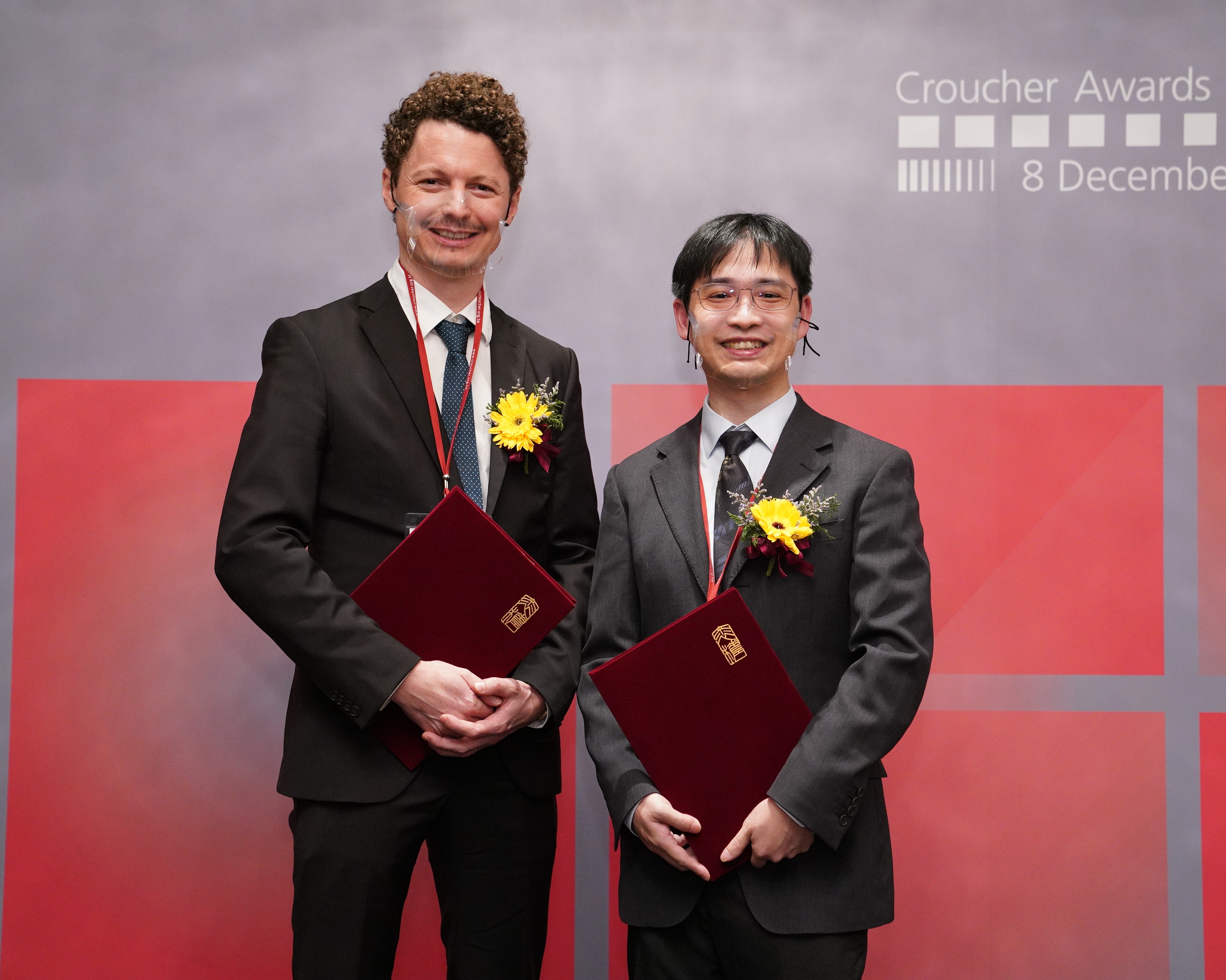 HKUST Department of Physics Professor Jensen Li Tsan-hang (right) is awarded Croucher Senior Research Fellowships 2022, while HKUST Department of Physics Assistant Professor Dr. Berthold Jäck (left) received the Croucher Tak Wah Mak Innovation Awards 2022.