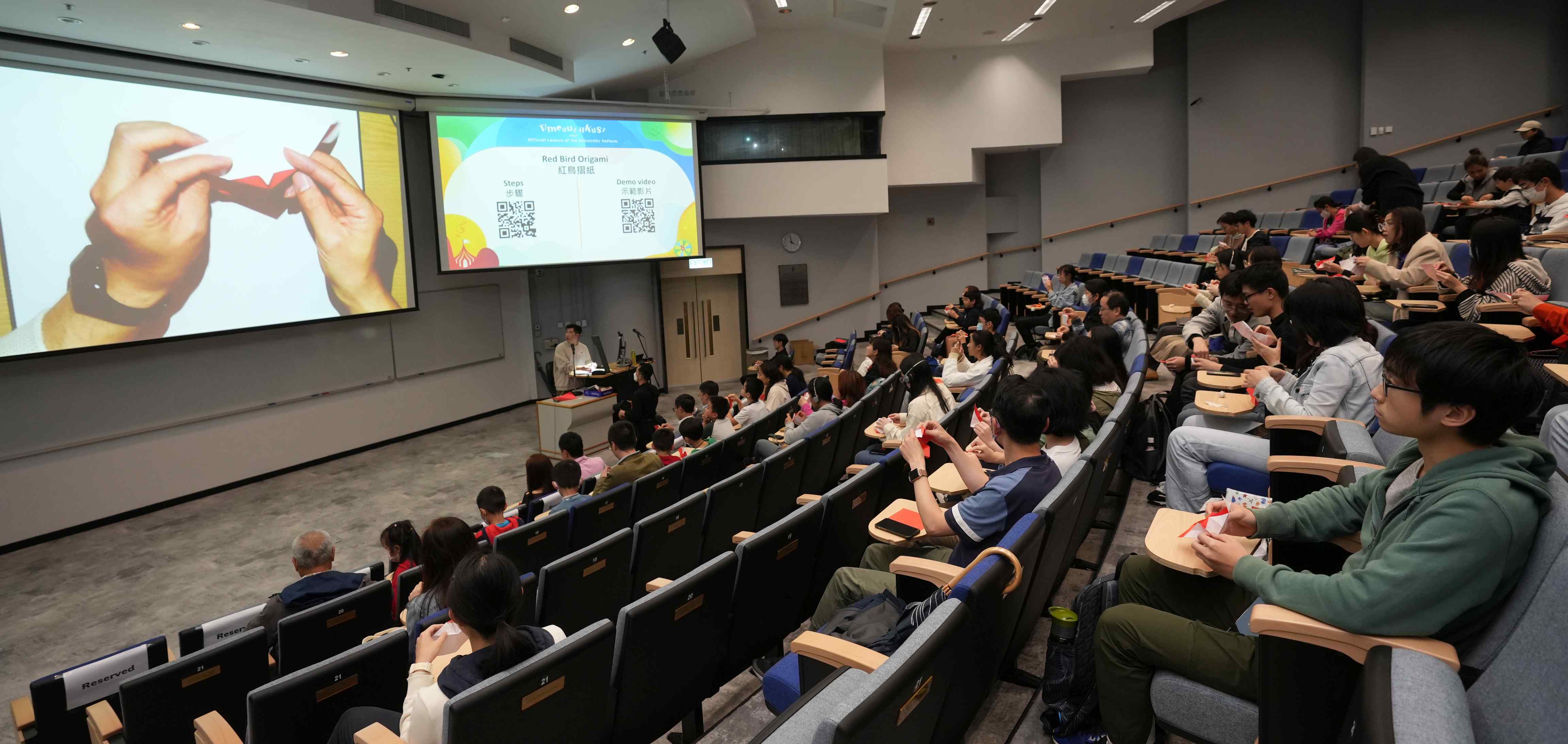 A sharing and demonstration by acclaimed origami artist and Professor of Practice at HKUST(GZ)’s Thrust of Computational Media and Arts Prof. Liu Tong 