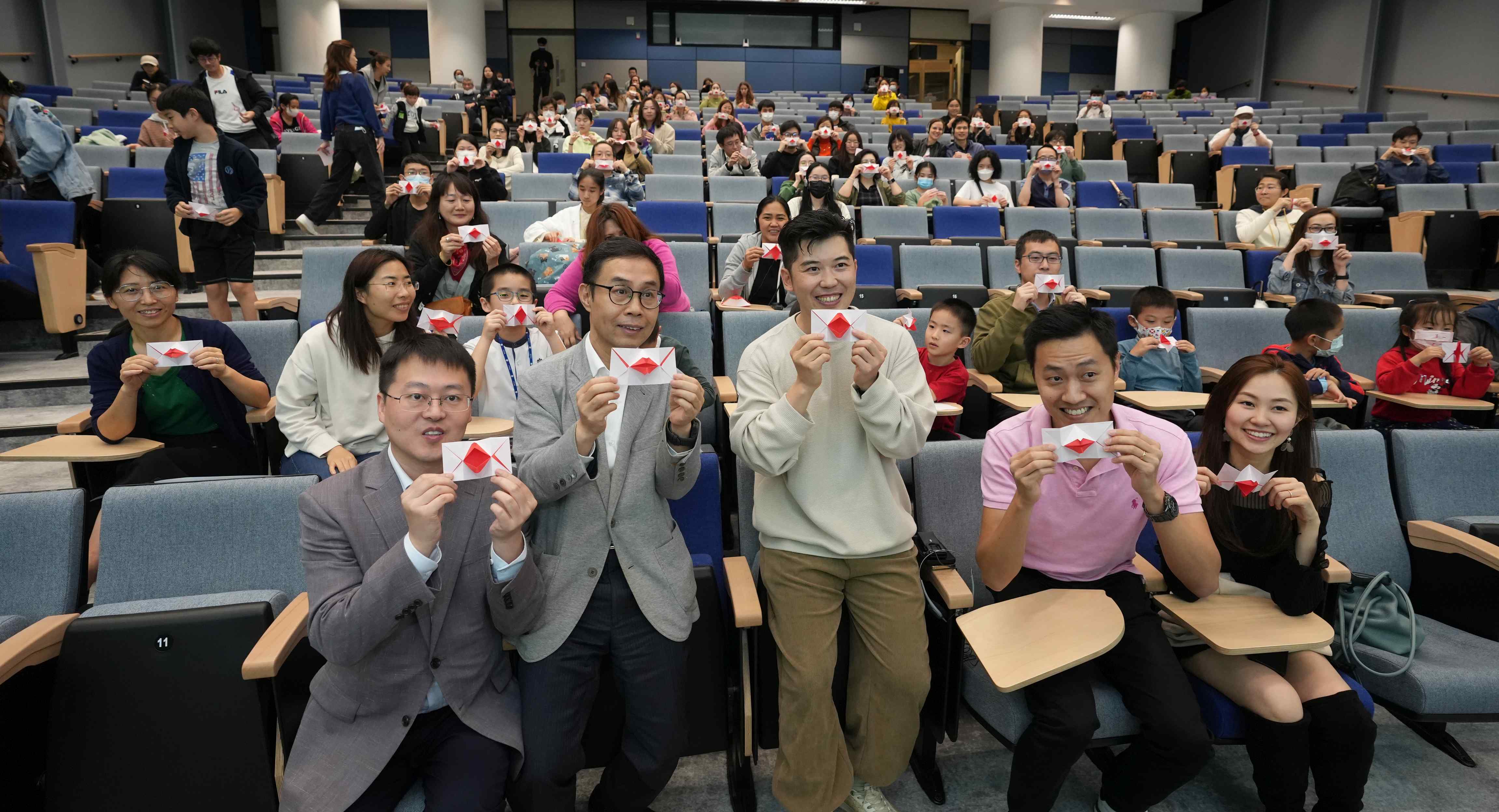 A sharing and demonstration by acclaimed origami artist and Professor of Practice at HKUST(GZ)’s Thrust of Computational Media and Arts Prof. Liu Tong 