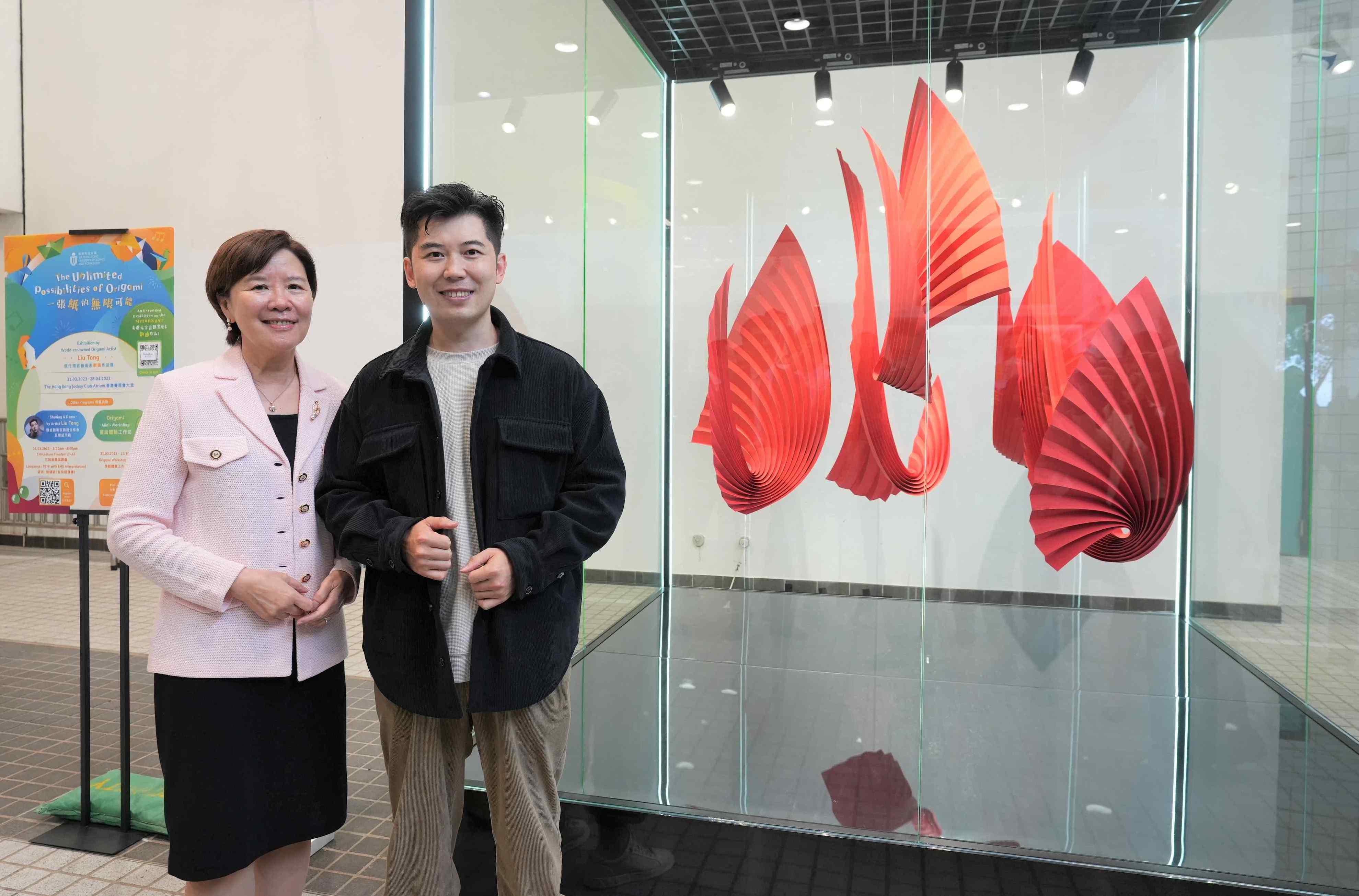 HKUST President Prof. Nancy Ip (left) visits the exhibition of acclaimed origami artist and Professor of Practice at HKUST(GZ)’s Thrust of Computational Media and Arts Prof. Liu Tong (right), featuring the origami artwork that he took inspiration from HKUST sundial “Red Bird”. It will be given to the University as a gift.