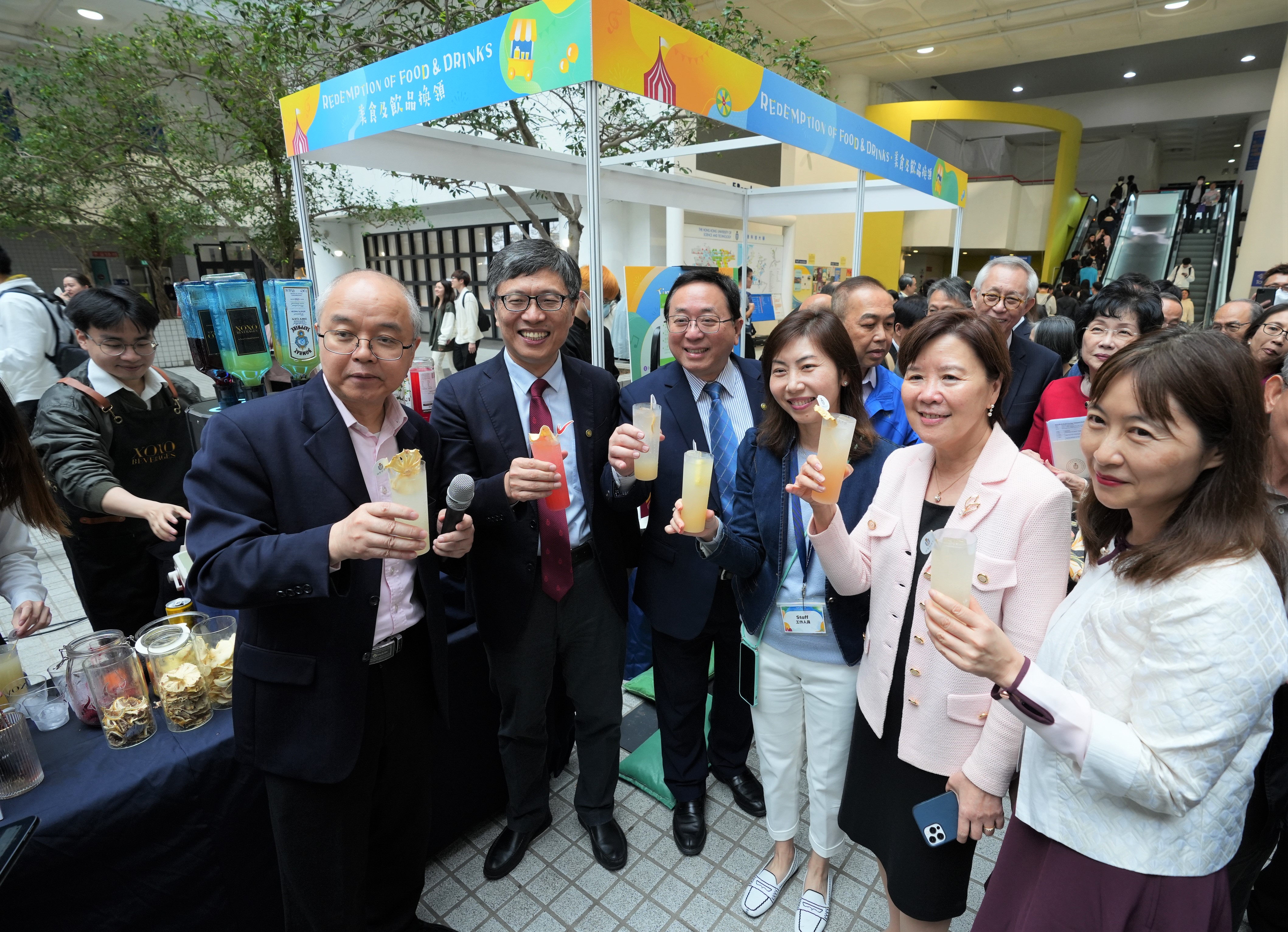 HKUST Council Chairman Prof. Harry Shum (second left, first row), HKUST President Prof. Nancy Ip (second right, first row), HKUST(GZ) Founding President Prof. Lionel Ni (third left, first row), and HKUST Vice President for Institutional Advancement Prof. Wang Yang try the drinks created by the University’s alumni startup with smart automation technology. 