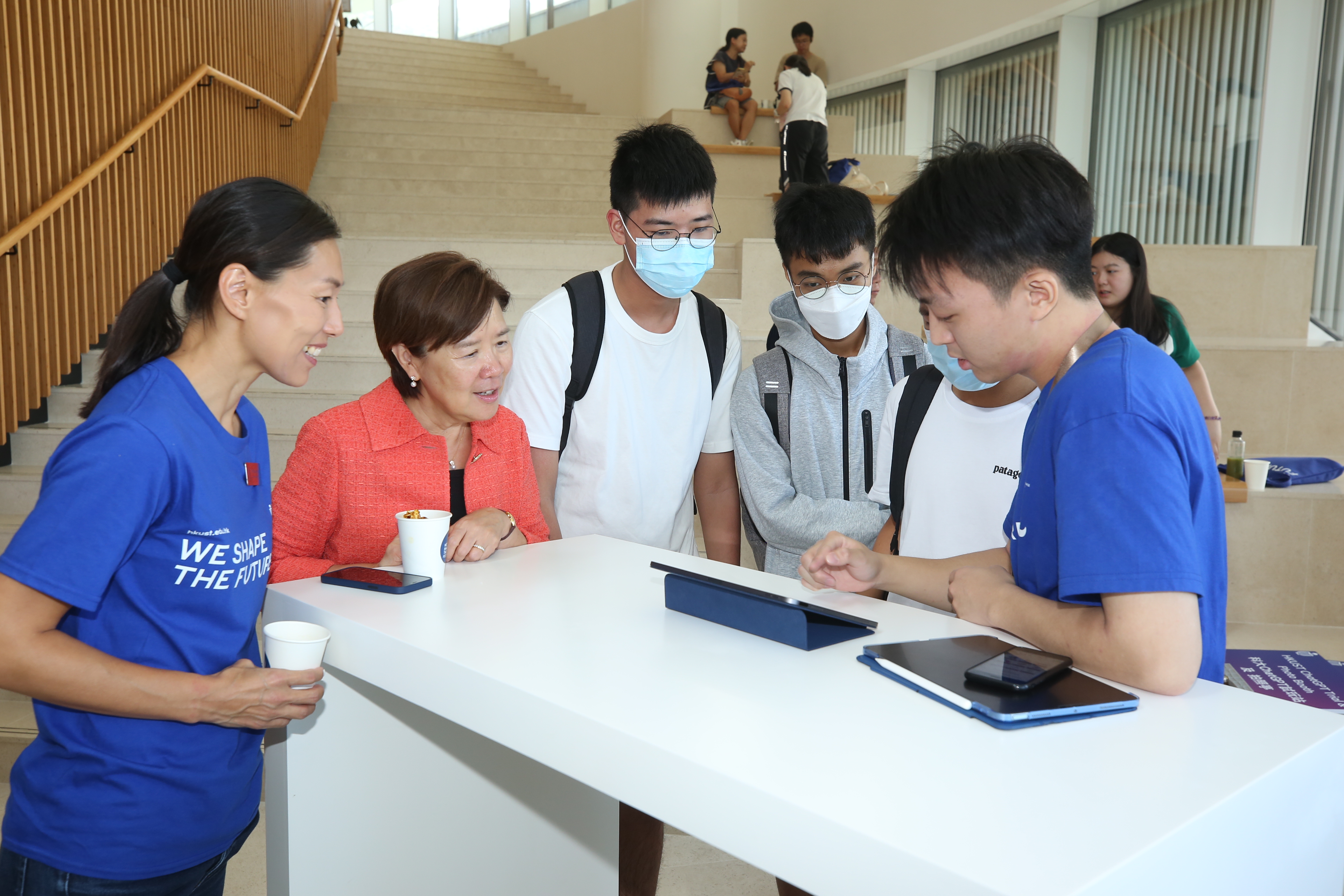 科大校長葉玉如教授（左二）及科大本科招生及入學事務處處長劉夢琳教授（左一）與同學們在逸夫演藝中心的「科大版ChatGPT 試玩站」，一同體驗使用GenAI工具。