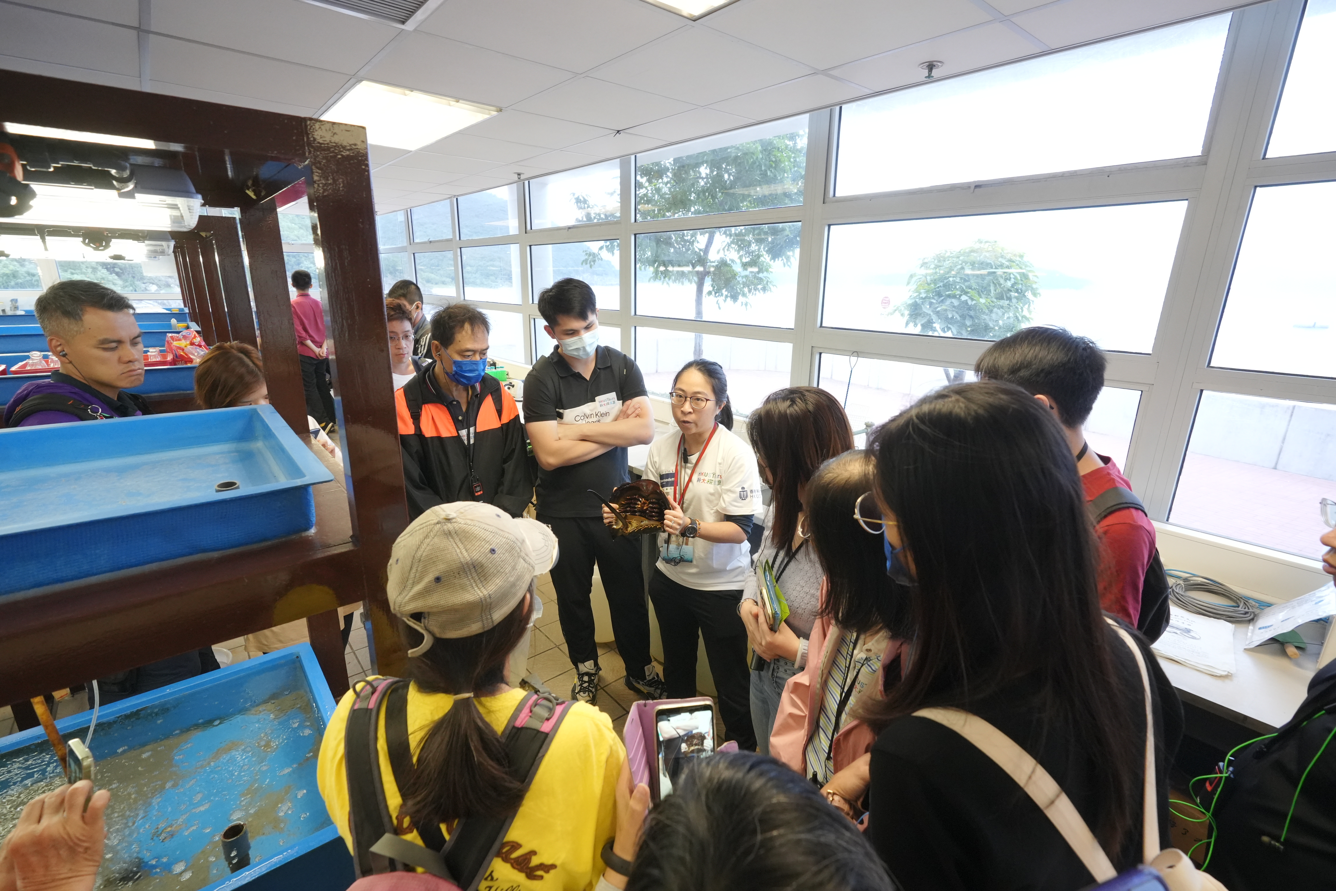 科大校园背山面海，毗邻景色怡人的牛尾海，清澈的海水亦为科大带来宝贵的研究资源。导赏员Bernadette（图中白衫者）是科大硕士课程的毕业生，当年入读时已深深被科大的海滨吸引。在毕业后一直等待合适自己研究背景的科大空缺，终于在三年前，成功加入海洋研究实验中心担任技术员。