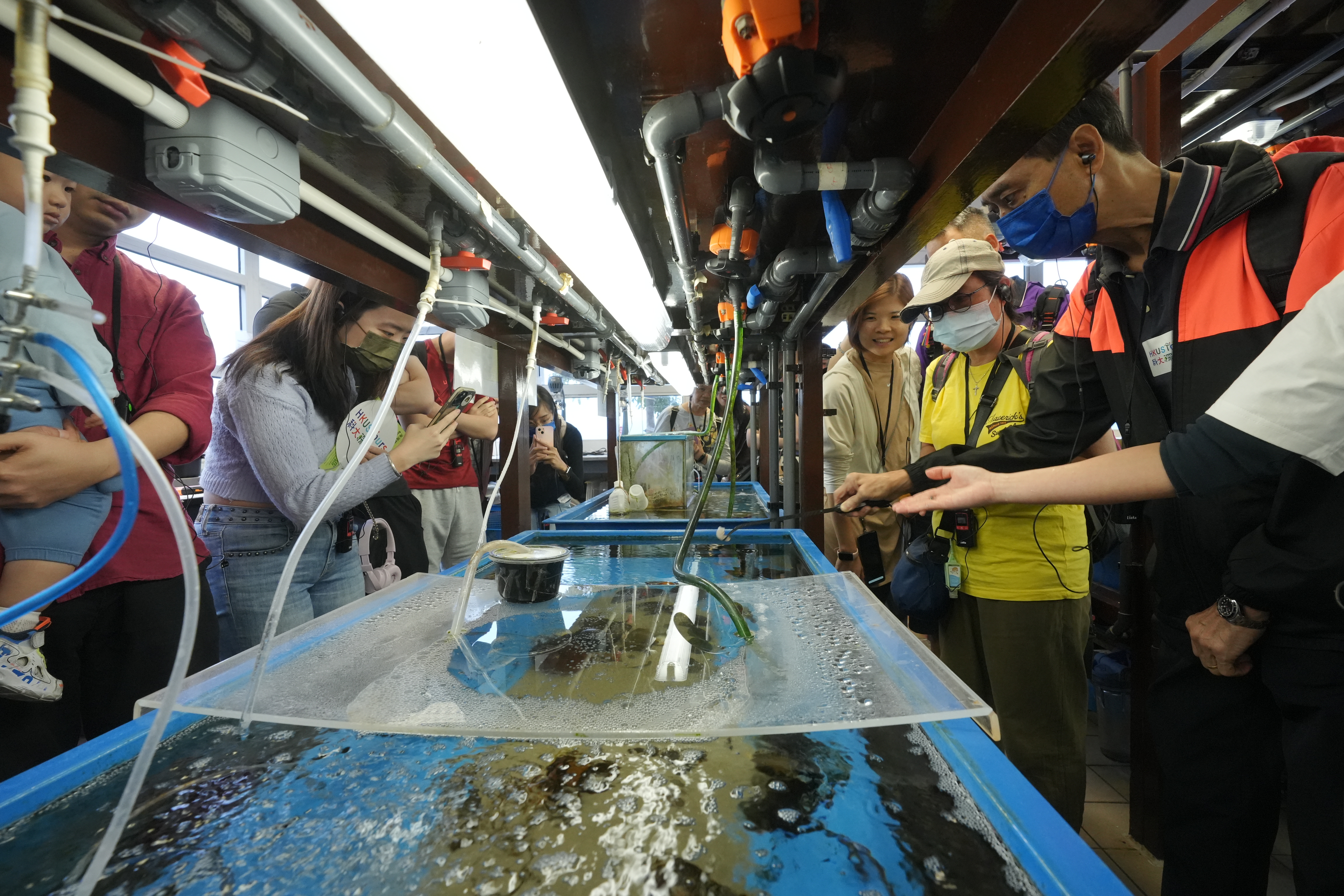 参加者在海洋研究实验中心参观。