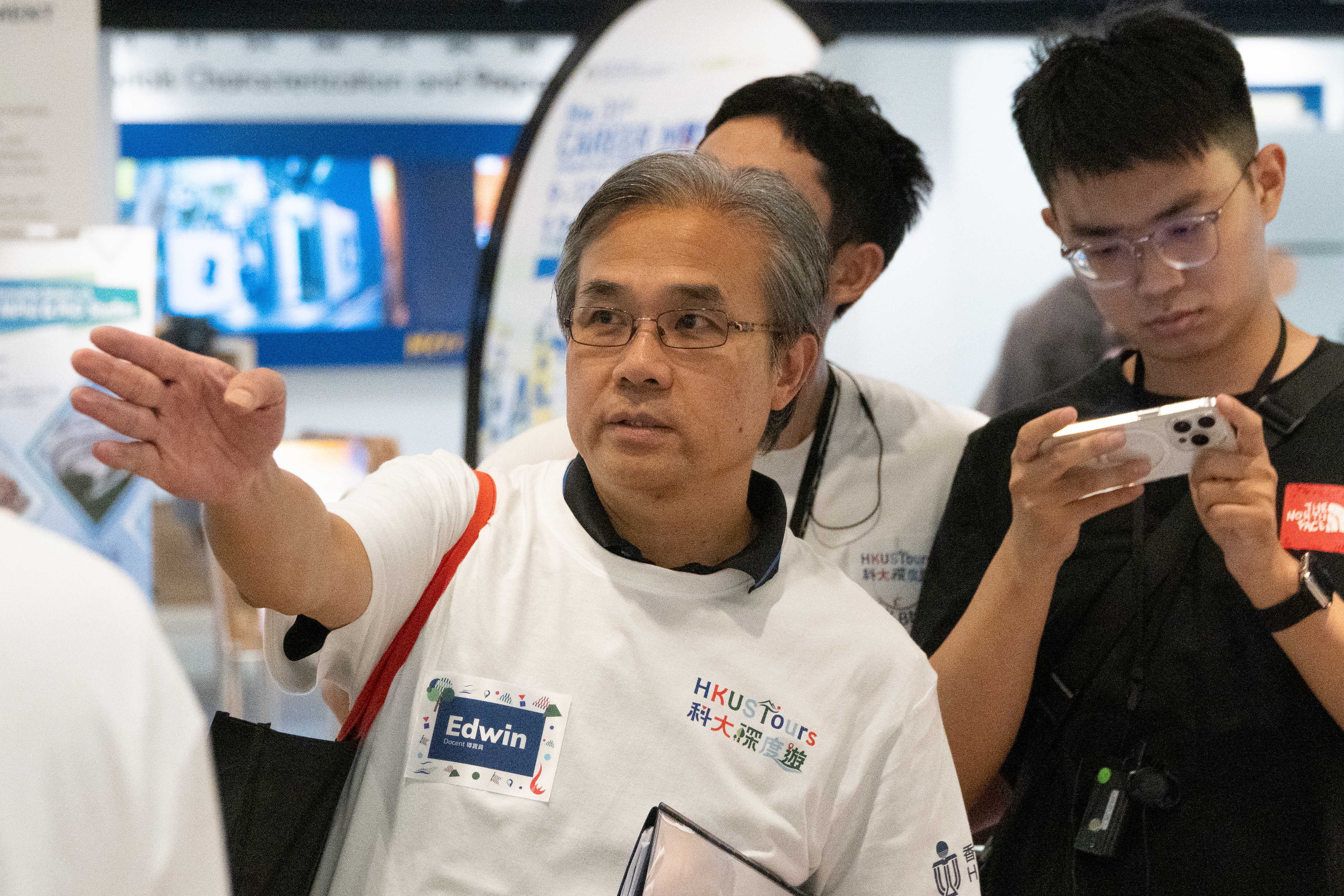 服务了科大李兆基图书馆逾三十载的创校元老Edwin（图中白衫者）才刚刚在去年从工作退下来，但他对校园的归属感却未曾退减。 Edwin认为HKUSTours 计划很有意义，可让更多人深入地了解科大，把人连系起来，所以看到活动报名的连结，就立刻报名。