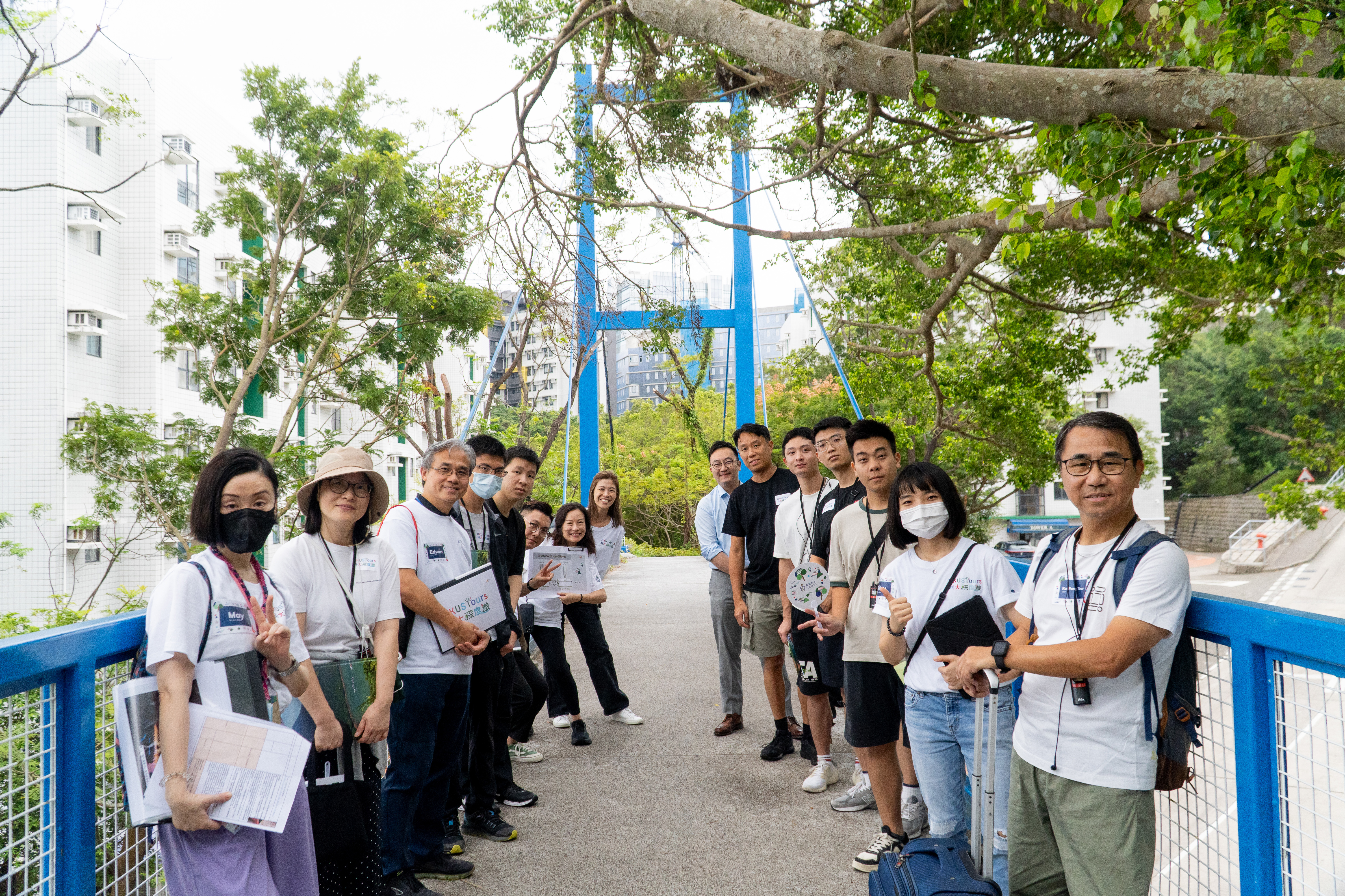 导赏团于另一个科大著名景点「共振桥」拍照留念，「共振桥」连接教职员宿舍B座和学术大楼29-30号升降机出口，相传是多年前按一个大学土木及环境工程学系毕业习作(Final Year Project) 的设计所建成。桥身设计特别配合共振频率每当有车辆驶经桥底或有人在桥上跳起时，桥就会震动，形成共振，因而得名。
