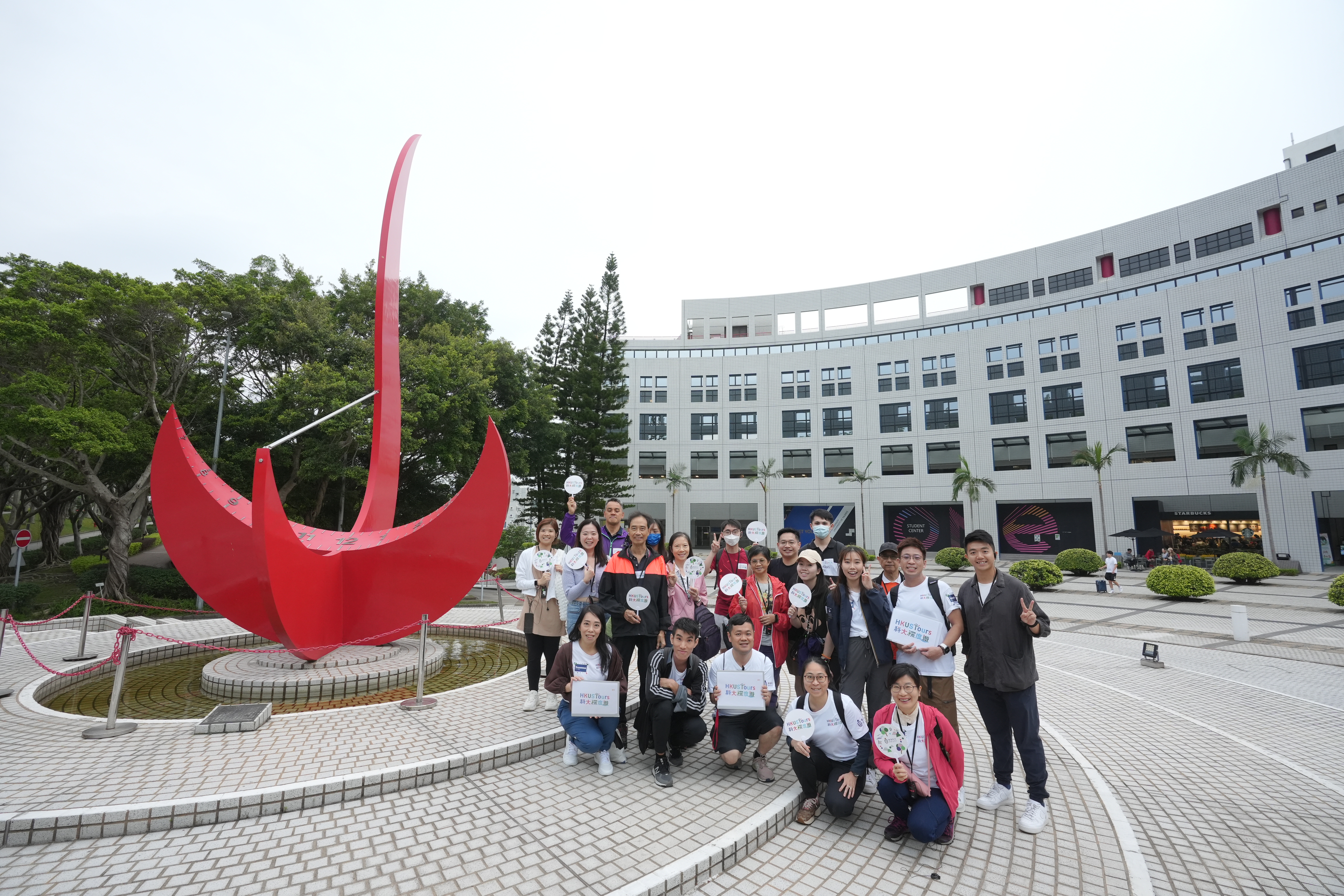 名为「时间之轮」的红色日晷，俗称「火鸟」，自创校以来便屹立于科大广场中央，是科大的著名地标。导赏团于旅程完结前于「火鸟」拍摄大合照。