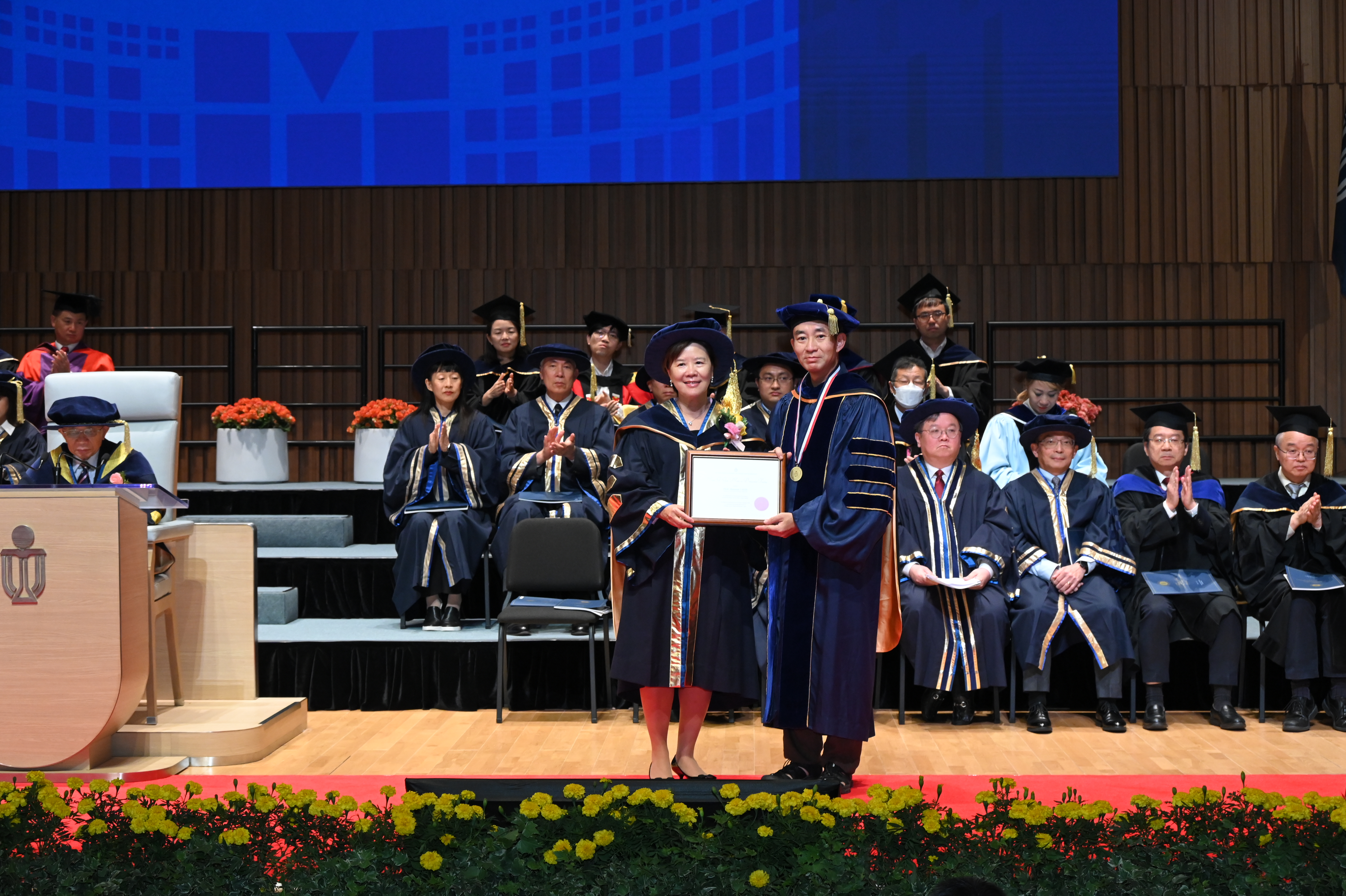 Prof. Nancy IP (left) presents the Michael G. Gale Medal for Distinguished Teaching to Prof. CHAN Mansun (right) of the Department of Electronic and Computer Engineering.