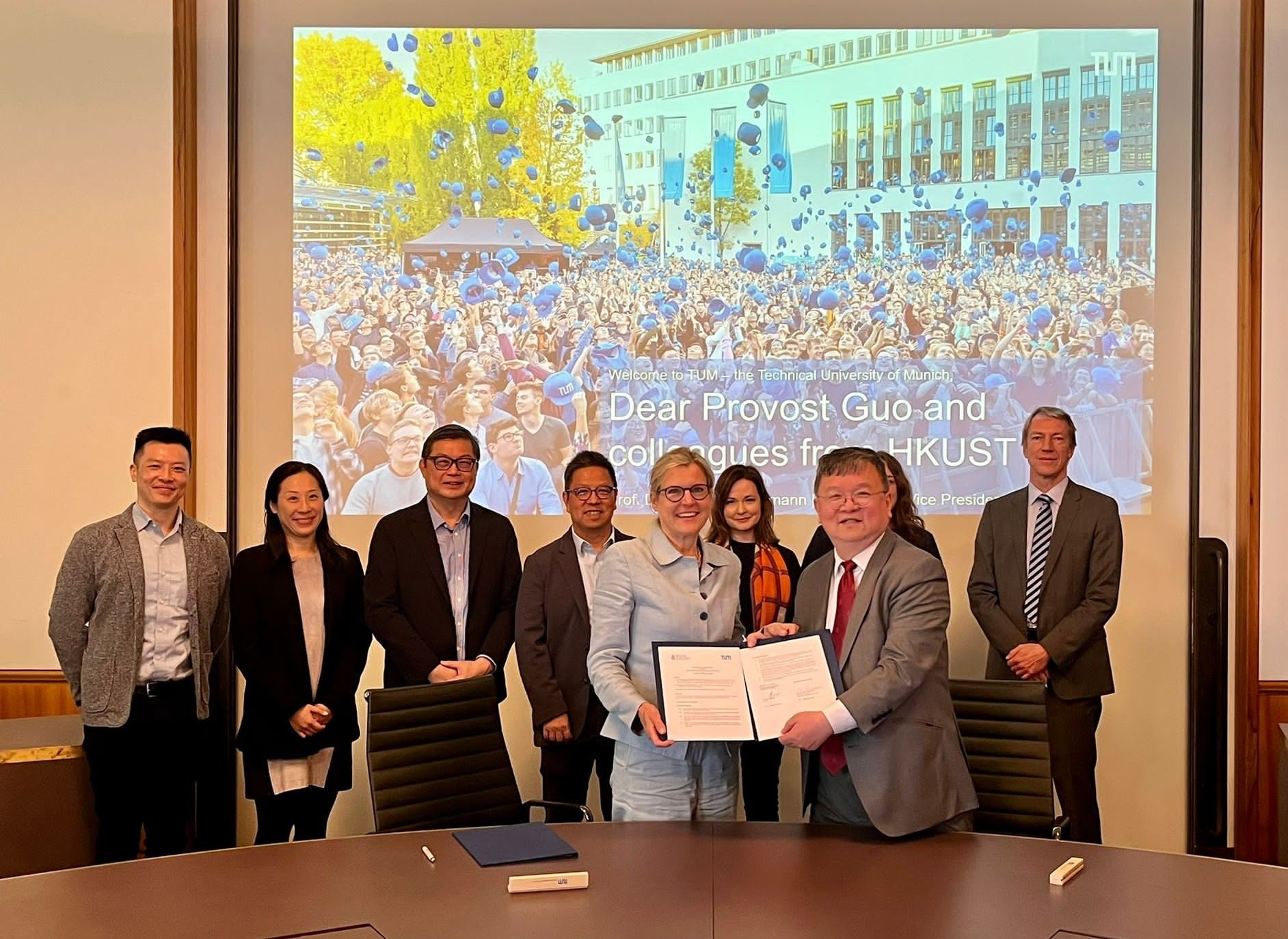科大首席副校長郭毅可教授(前排右二)與慕尼黑工業大學簽署諒解備忘錄。