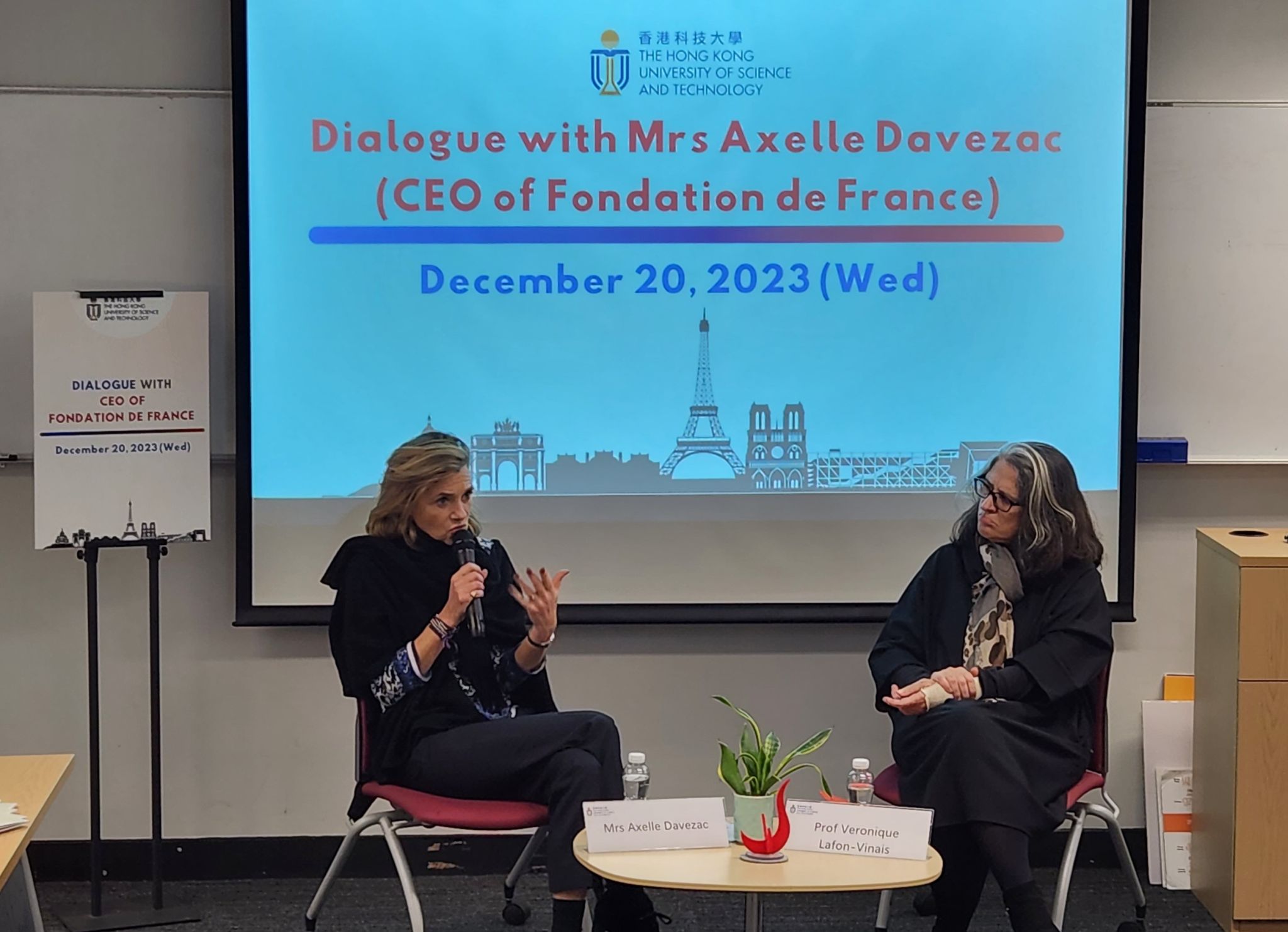 科大Veronique LAFON-VINAIS教授(右)主持与Davezac女士 (左)对话环节。