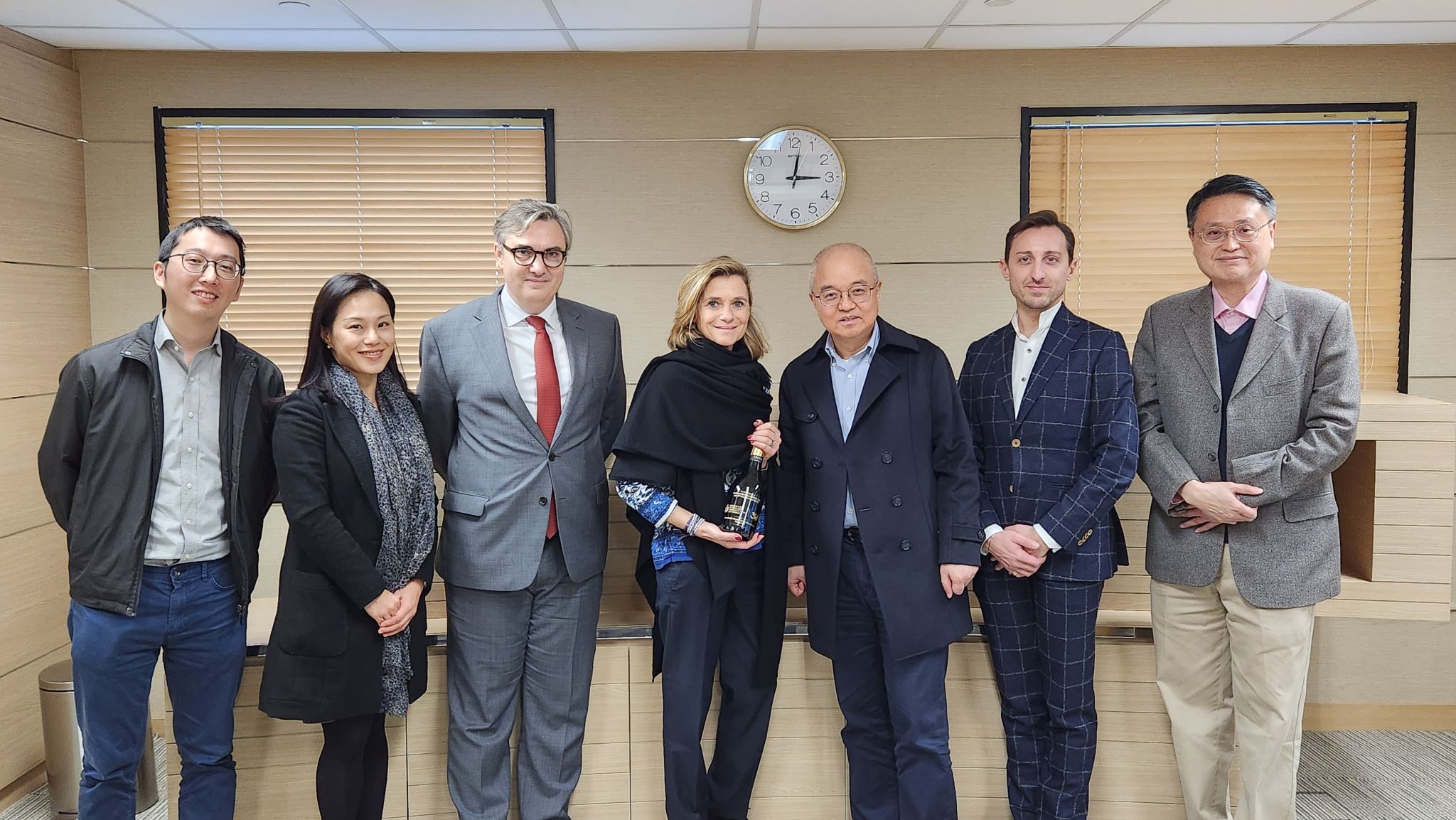 科大副校长（大学拓展）汪扬教授(右三)及科大团队会见由法国基金会首席执行官Axelle DAVEZAC女士(中)及其代表团。