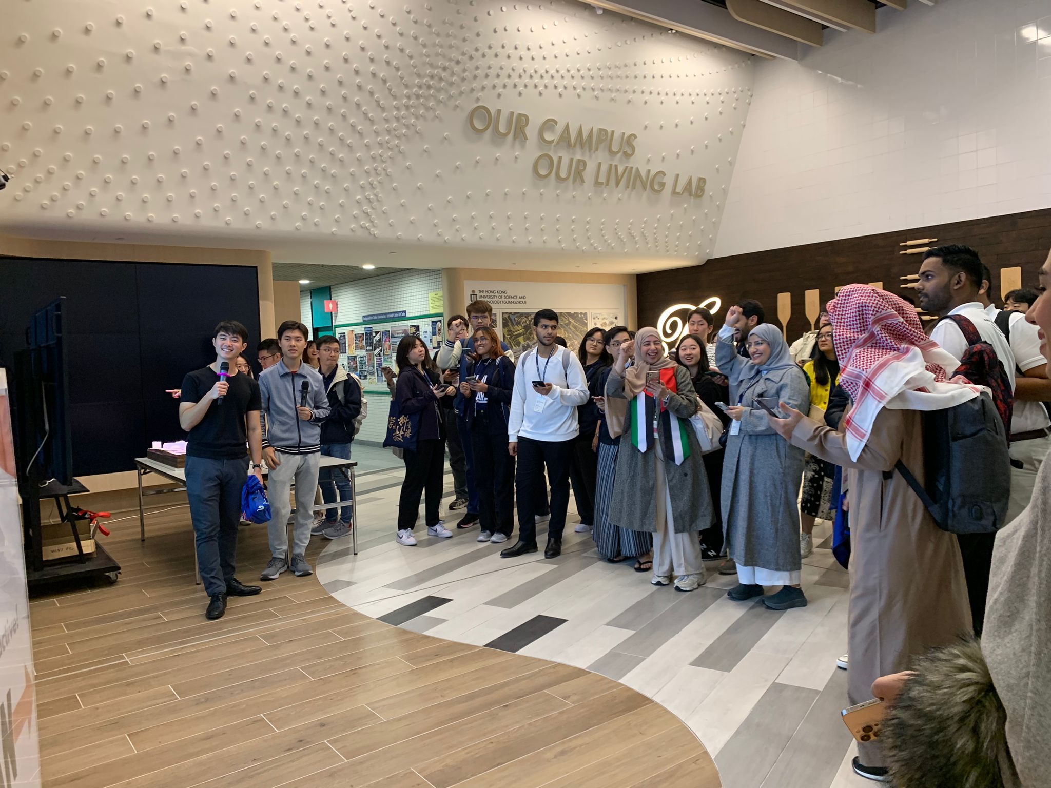 参加者参观科大校园可持续发展项目。