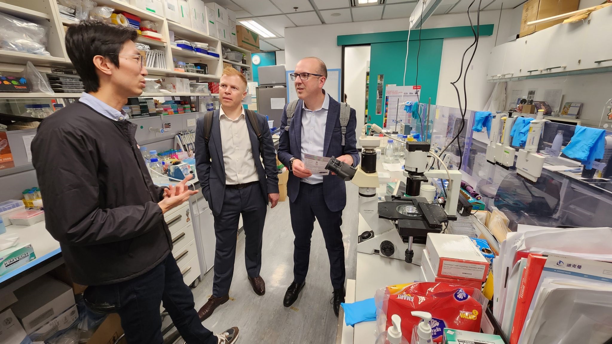 John HOLDEN教授(左三)和Rhys WHALLEY先生(左二) 参观焕境生物科技。