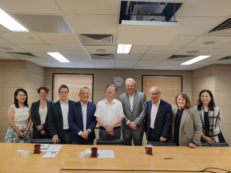 科大首席副校长郭毅可教授(中) 、科大副校长（大学拓展）汪扬教授(右三)、 科大副校长（研究及发展）郑光廷教授(左四)和工学院院长罗康锦教授(左三)会见洛桑联邦理工学院副校长Jan HESTHAVEN(右四) 及其代表团。