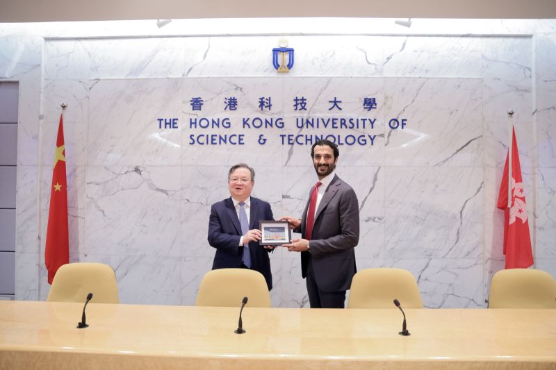 科大署理校长郭毅可教授(左)致送科大纪念品予阿联酋经济部长H.E. Abdulla bin Touq Al MARRI (右) 。