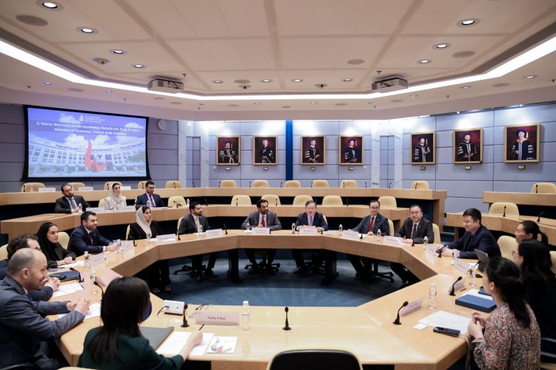 阿联酋代表团 与科大署理校长郭毅可教授和管理层团队进行深入讨论。